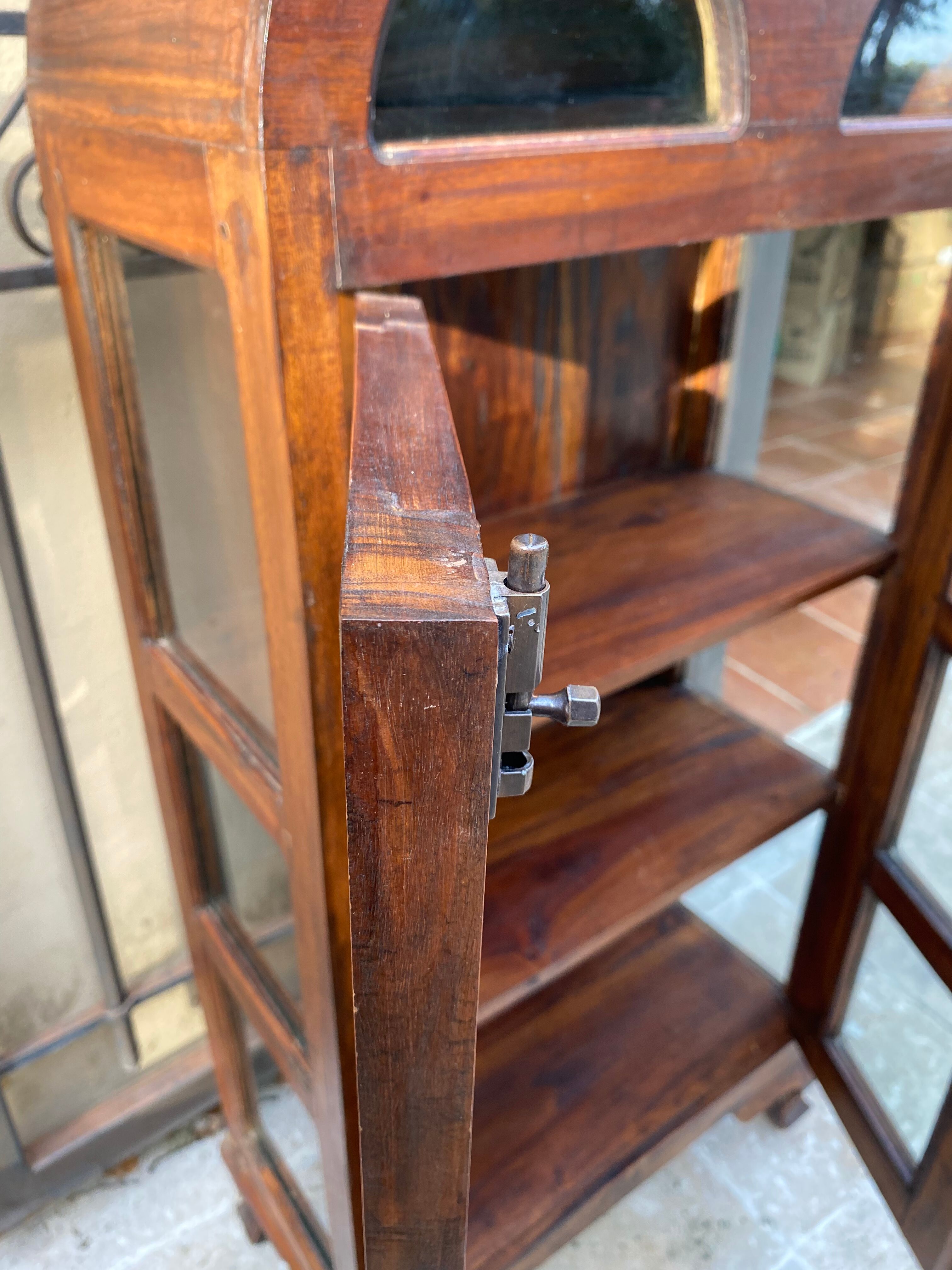 Exotic showcase cabinet 2 doors with key