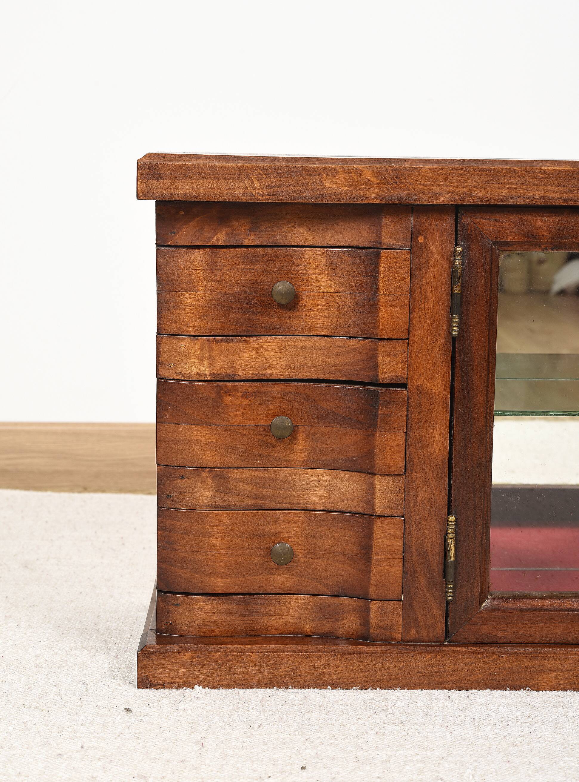 Meuble à bijoux avec 6 tiroirs et vitrine.