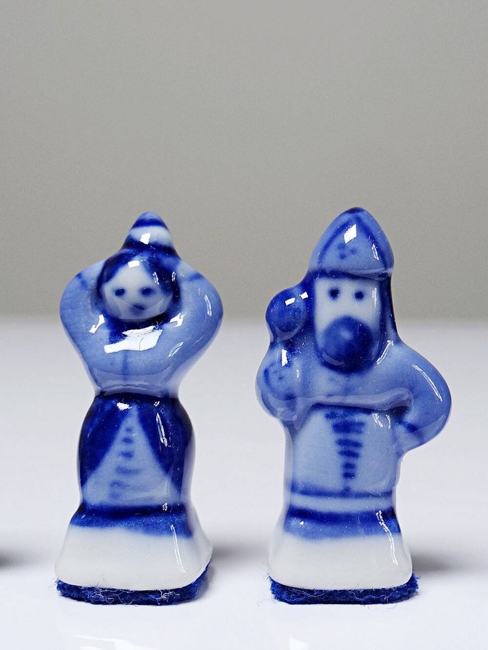Rare et unique échiquier de voyage en porcelaine de Gzhel signé Yuri Garanin