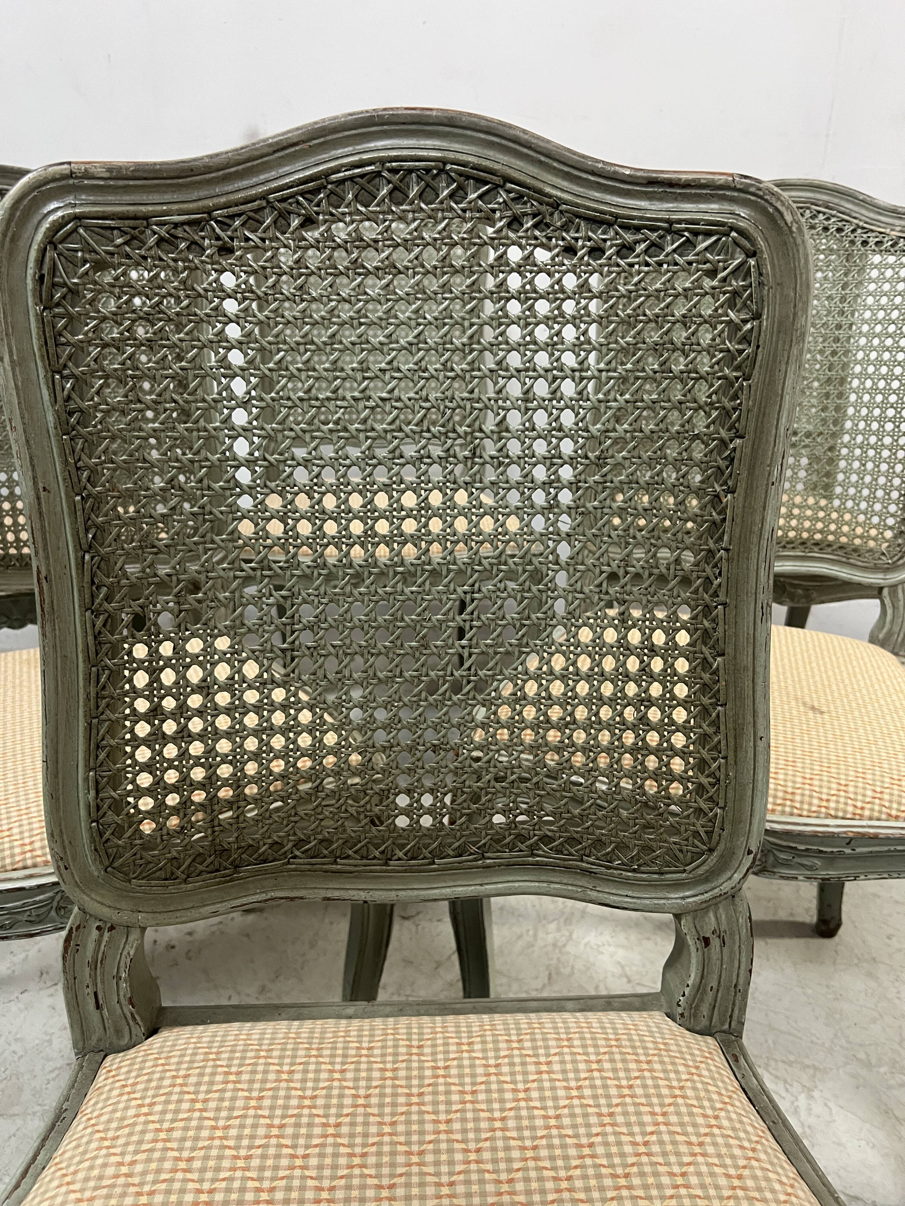 Suite de six chaises de style Louis XV en hetre laqué XX siècle