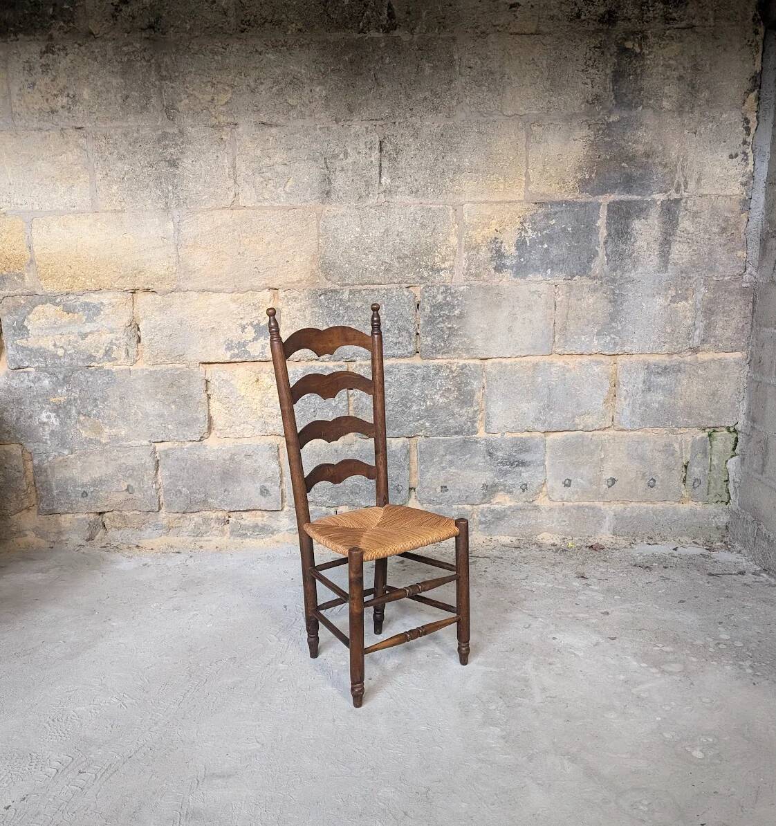 Ensemble de 8 chaises en bois et paille