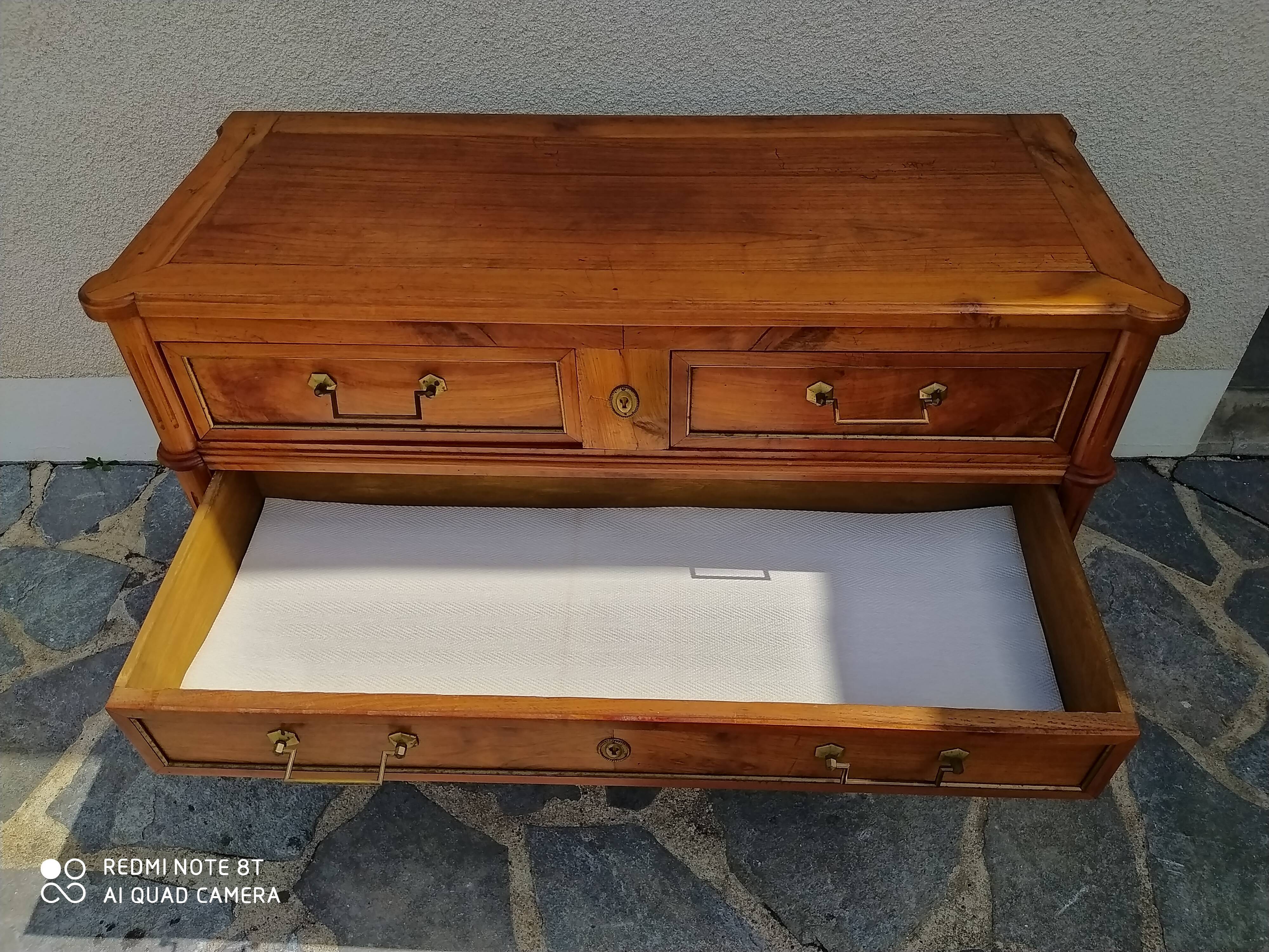 Commode en noyer de style Louis XVI