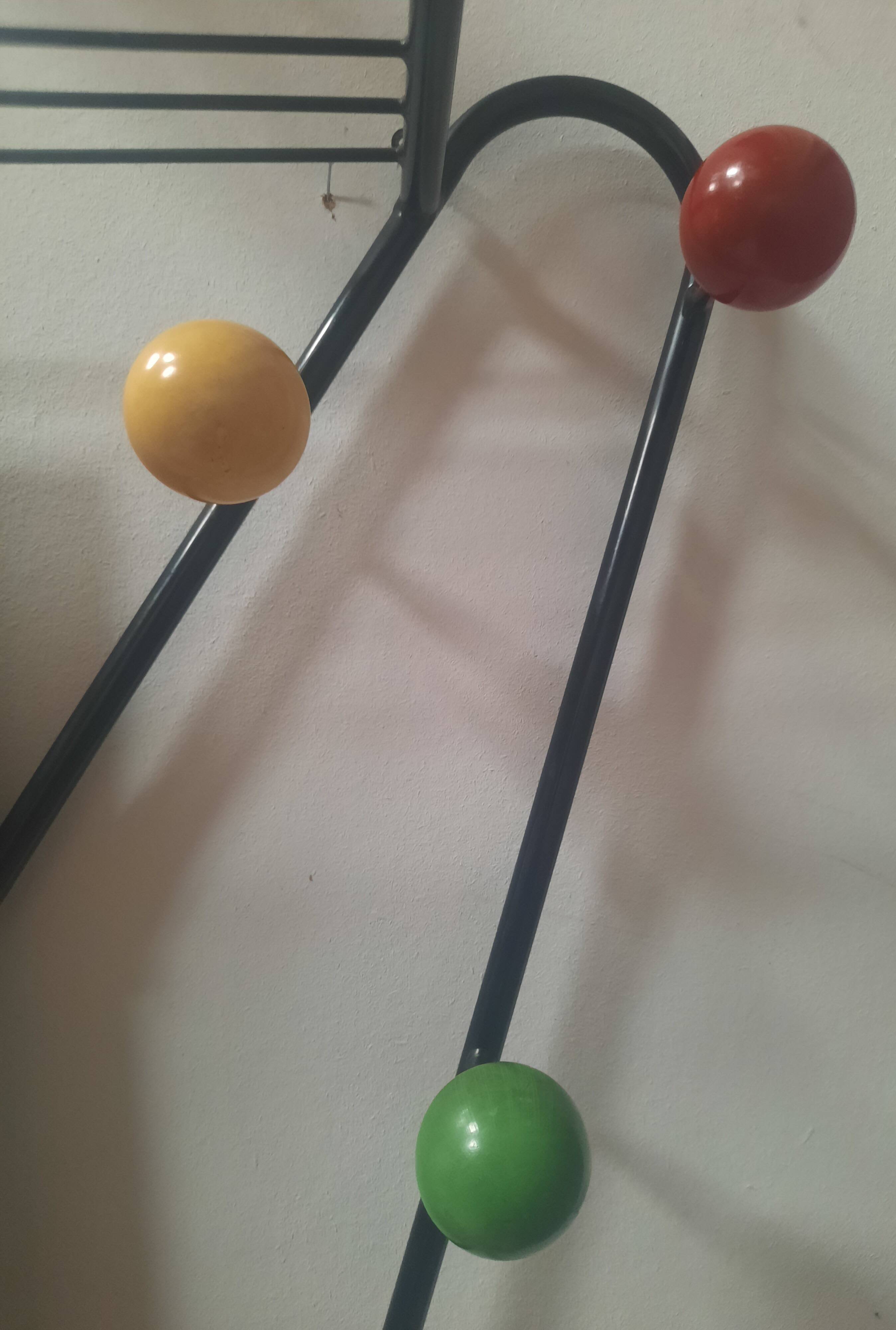Porte manteau mural sur pied à boules de couleur