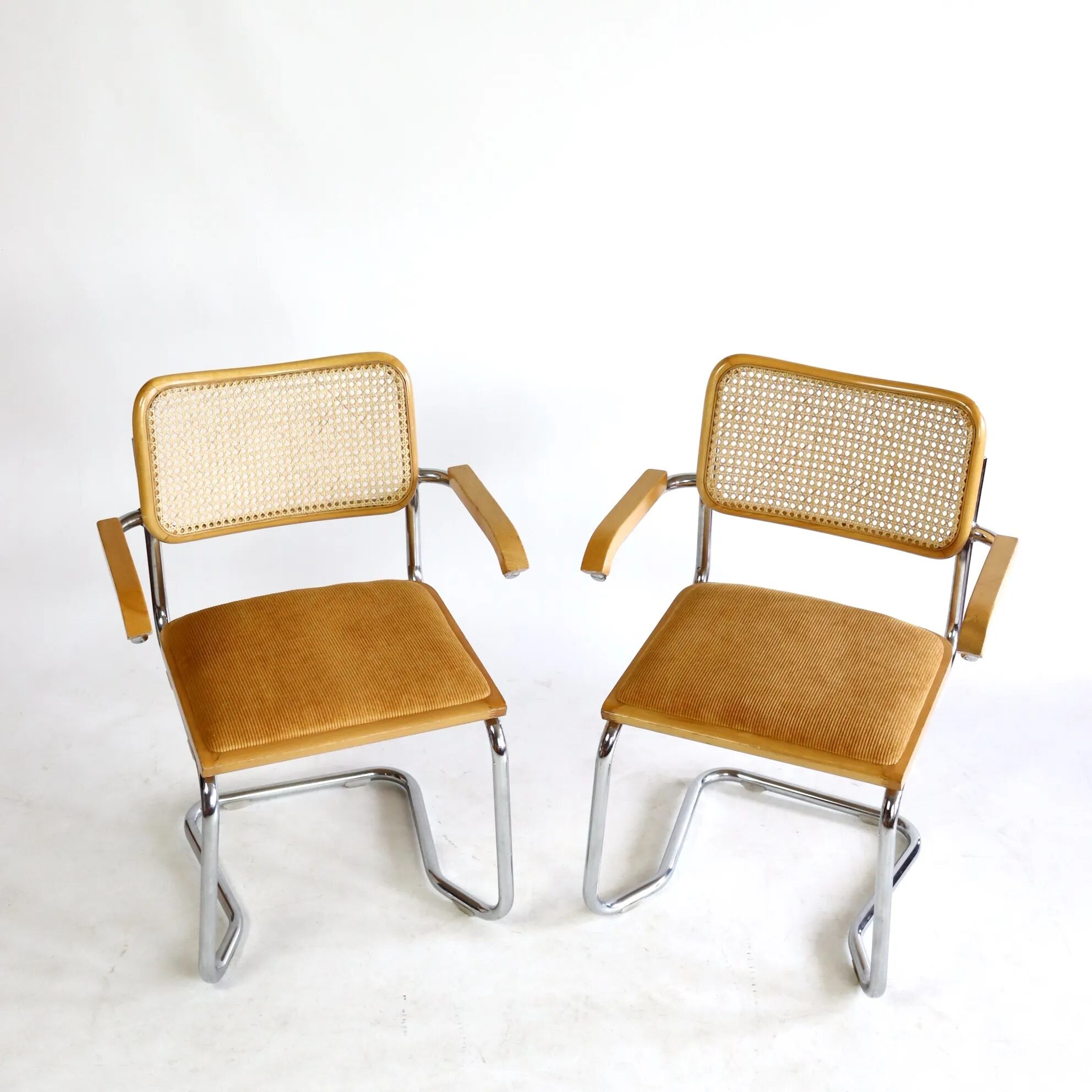 Paire de chaises B64