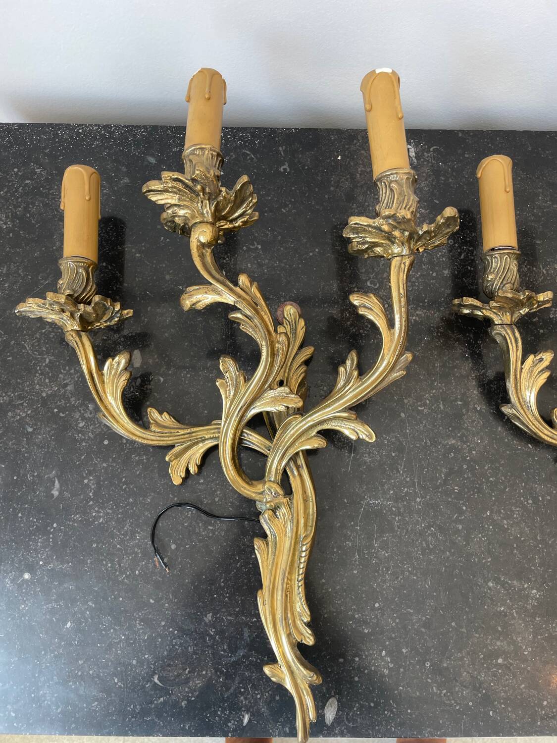 Paire d’appliques en bronze ciselé