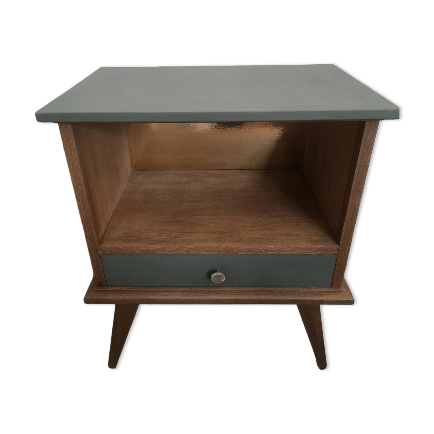 Renovated vintage bedside table in wood, with tapered legs – Matt green & gold background