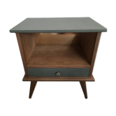 Renovated vintage bedside table in wood, with tapered legs – Matt green & gold background