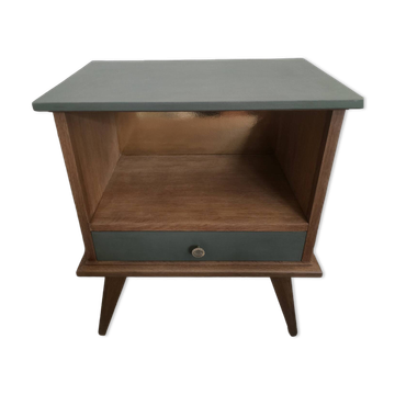 Renovated vintage bedside table in wood, with tapered legs – Matt green & gold background