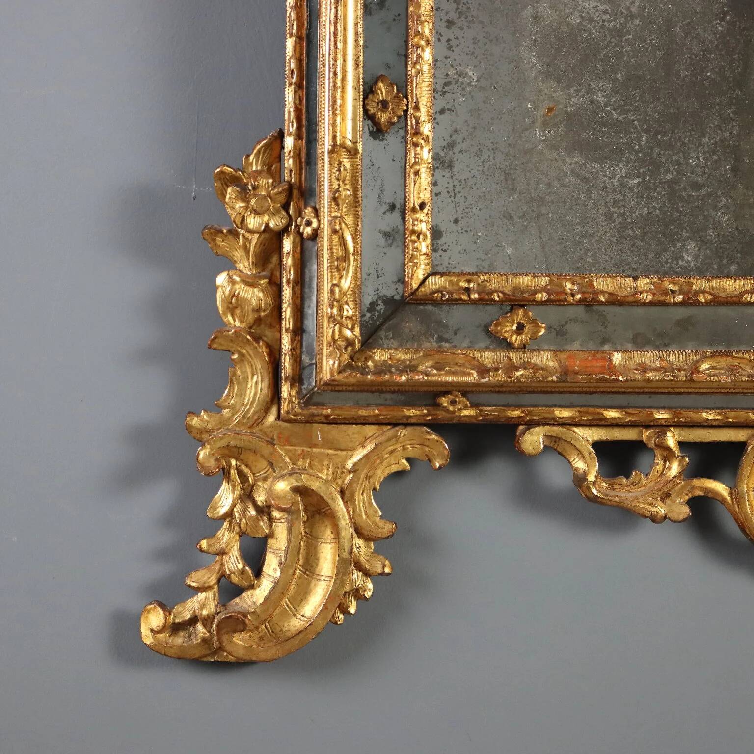 Antique mirror in gilded lime wood, Baroque sculptures, 18th century