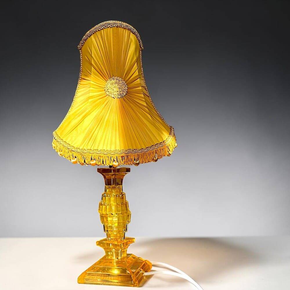 Lampe de table Hollywood Regency avec base en lucite