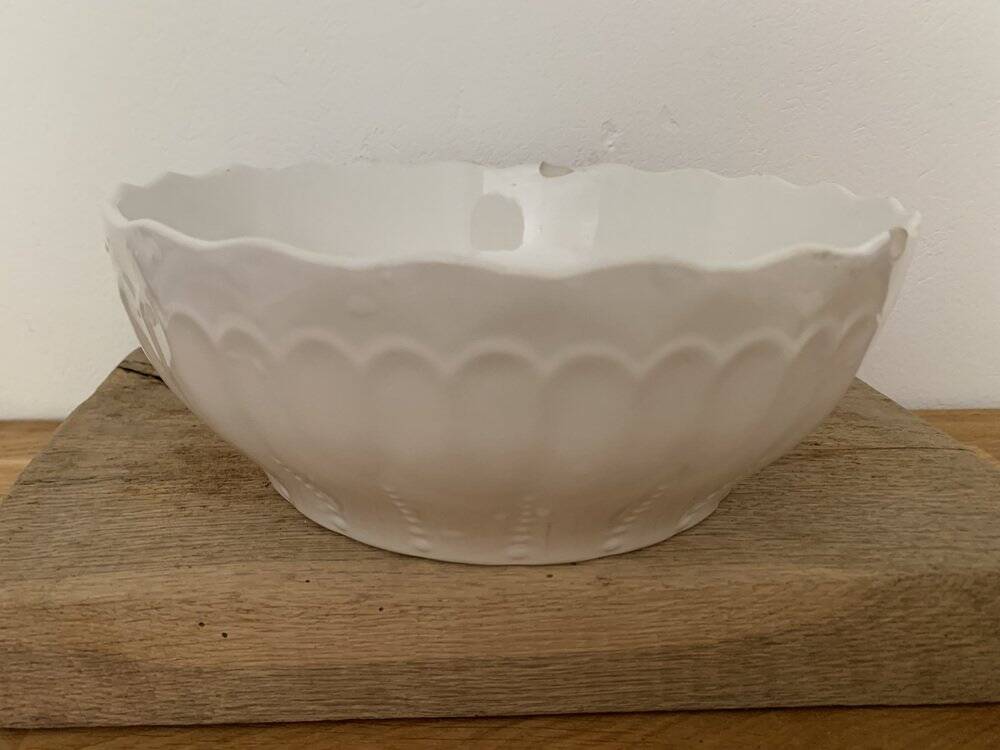 Vintage Hungarian cream ceramic bowl with wavy edge, moulded decoration from the 1950s.