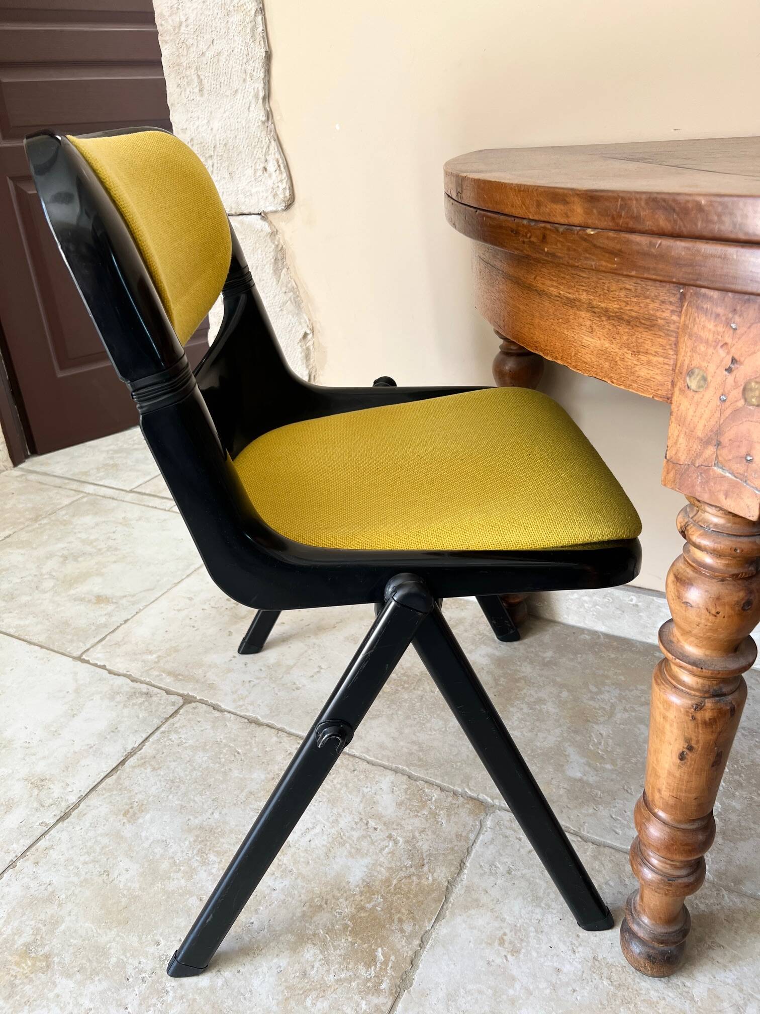 6 back chairs Emilio Ambasz & Giancarlo Peretti, yellow armchair