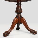 Table d'appoint circulaire en chêne sculptée à la main avec pieds en tête de lion
