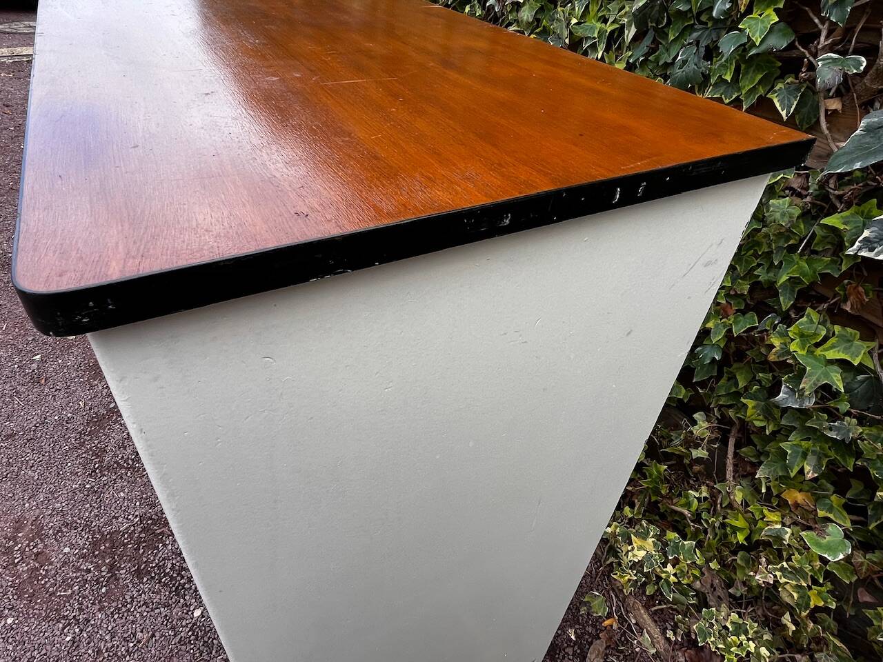 Vintage white sideboard with 2 doors and 2 drawers