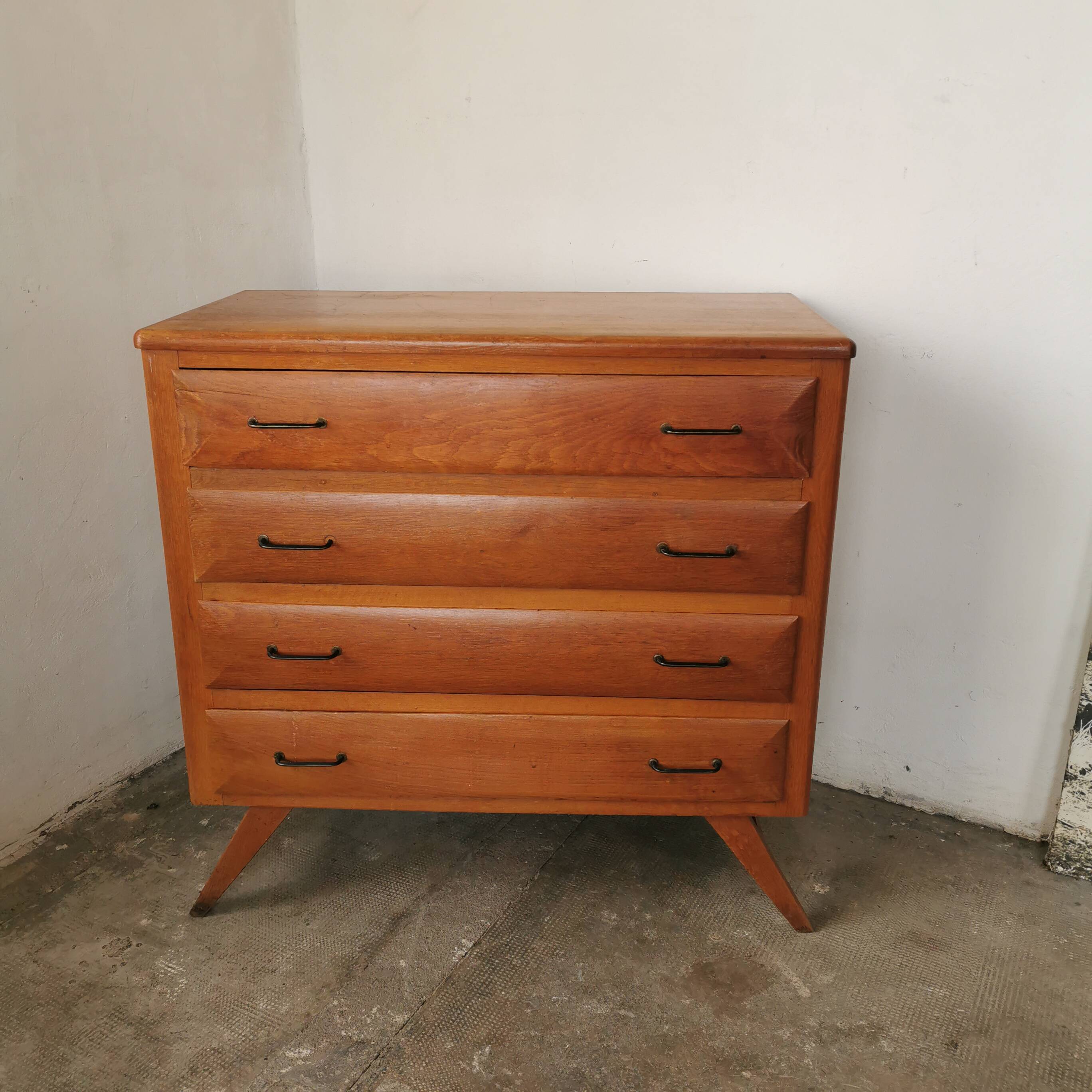 Vintage chest of drawers with compass legs, in oak.