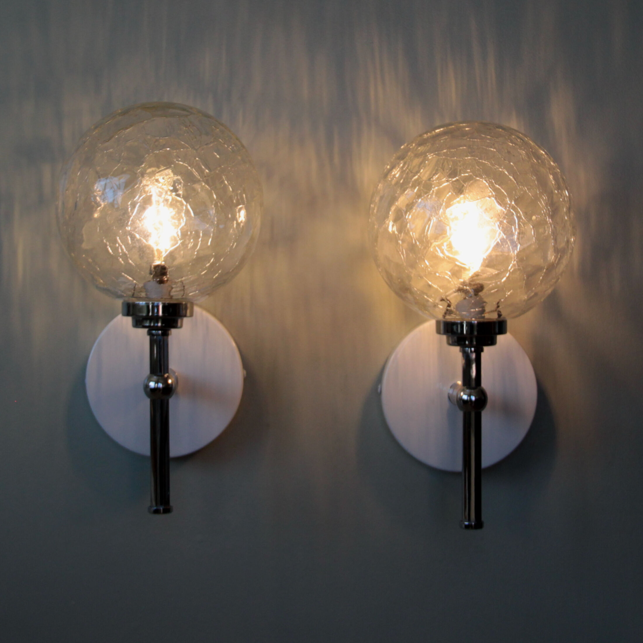 Paire d'appliques anciennes en métal chromé et globes en verre craquelé vintage