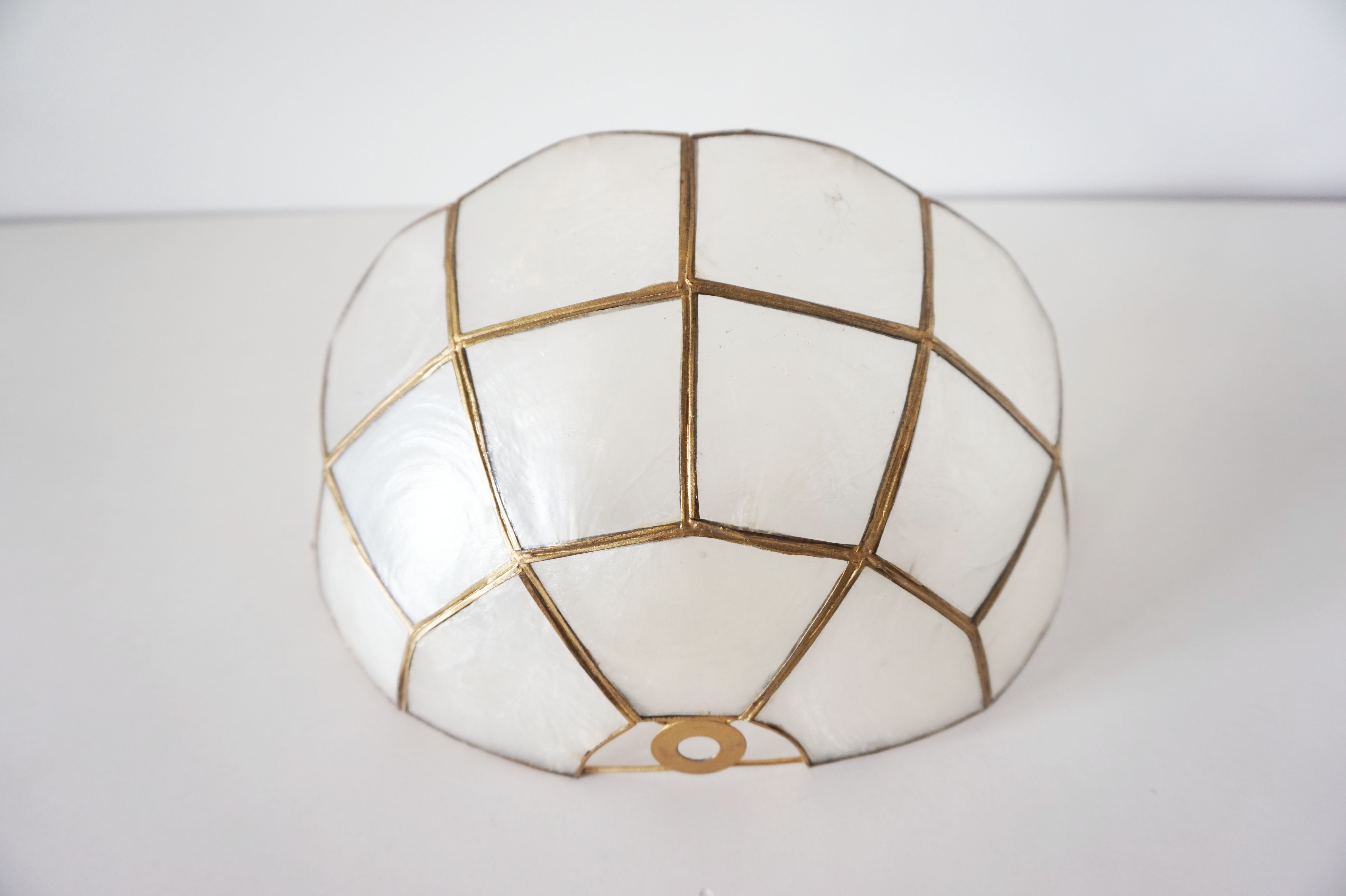 Mother-of-pearl shell shape wall lamp
