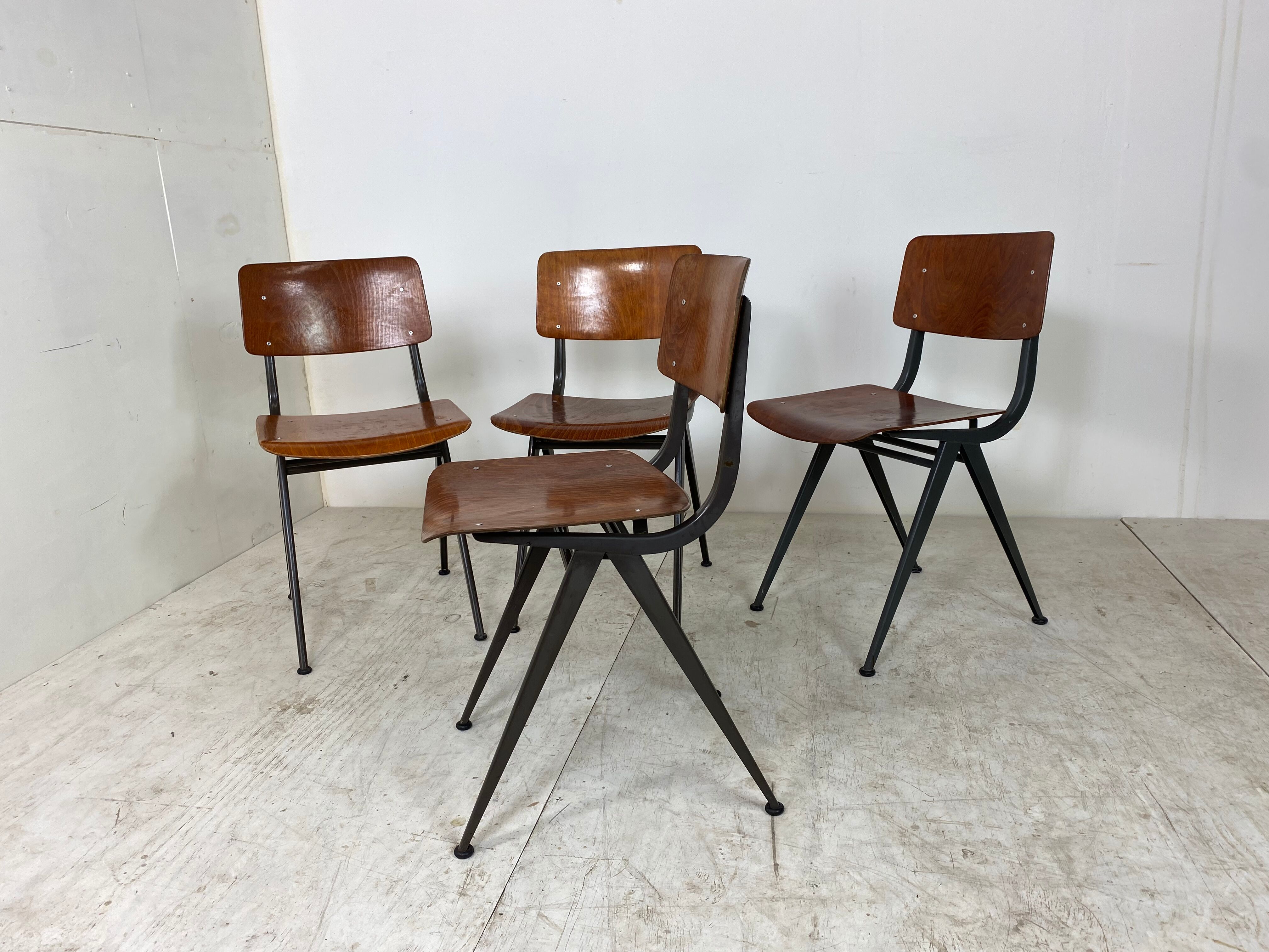 Ensemble de 4 chaises industrielles du milieu du siècle de Marko