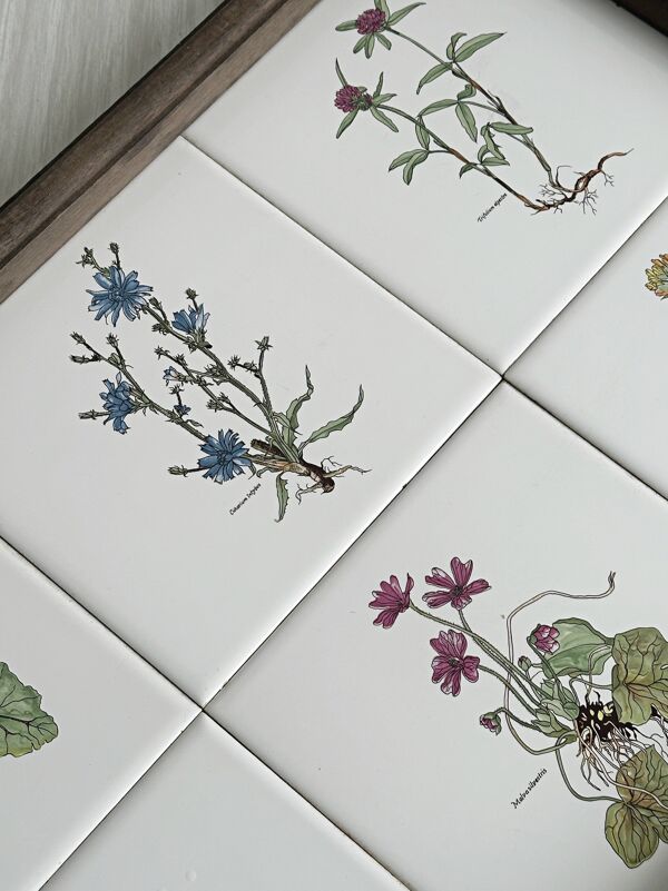 Plateau ancien en bois et carreaux floraux