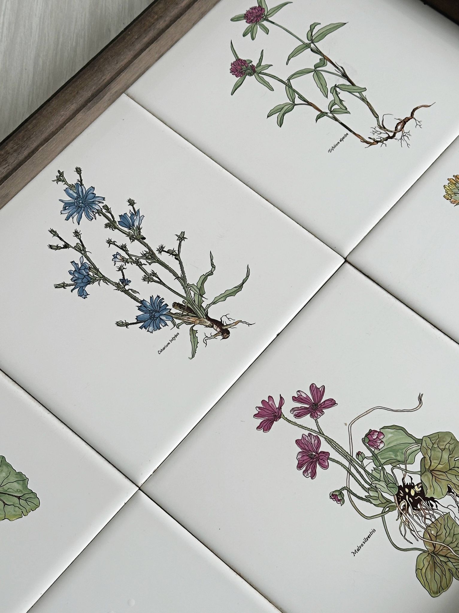 Old wooden plateau with floral tiles