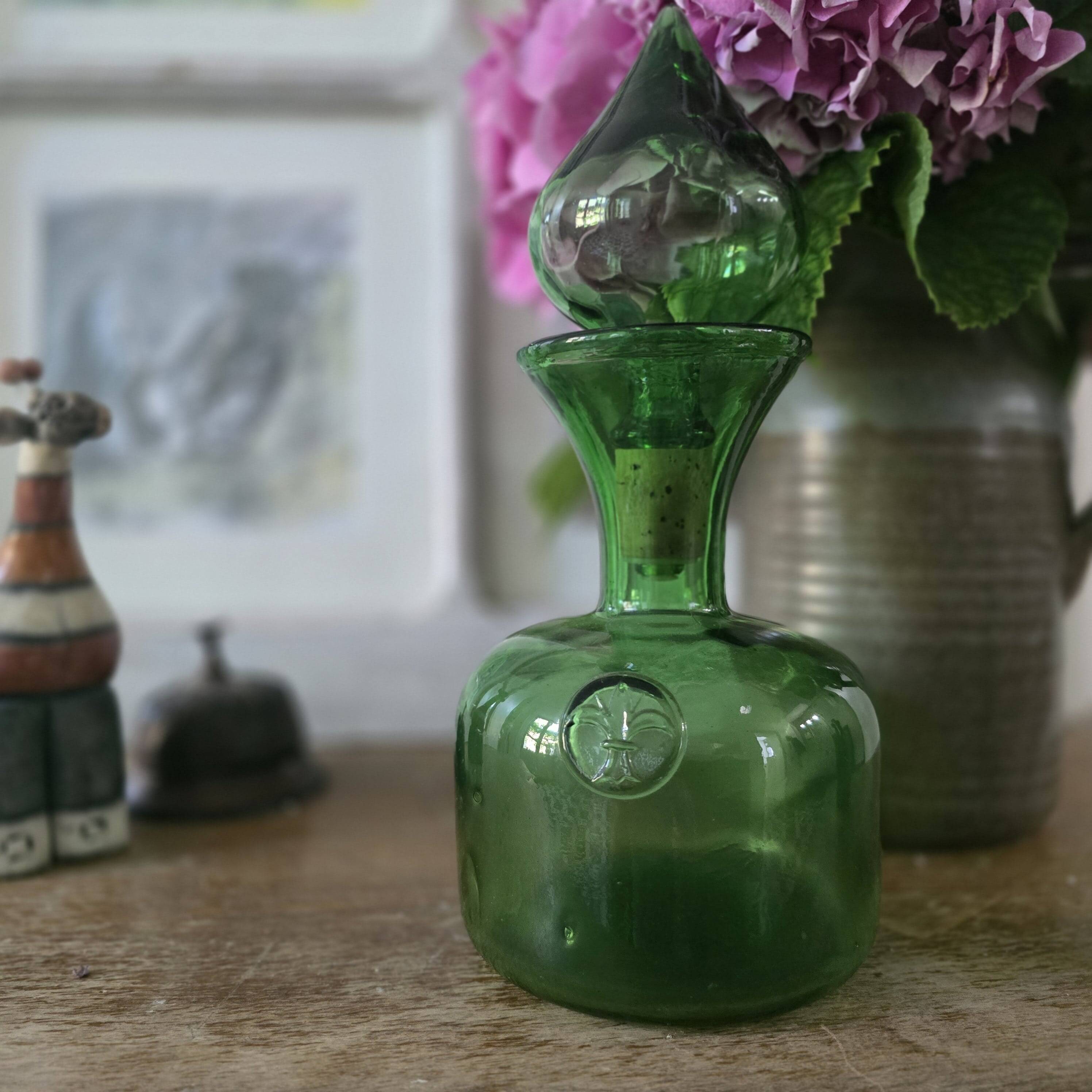 Carafe verte vintage en verre soufflé – Fleur de lys