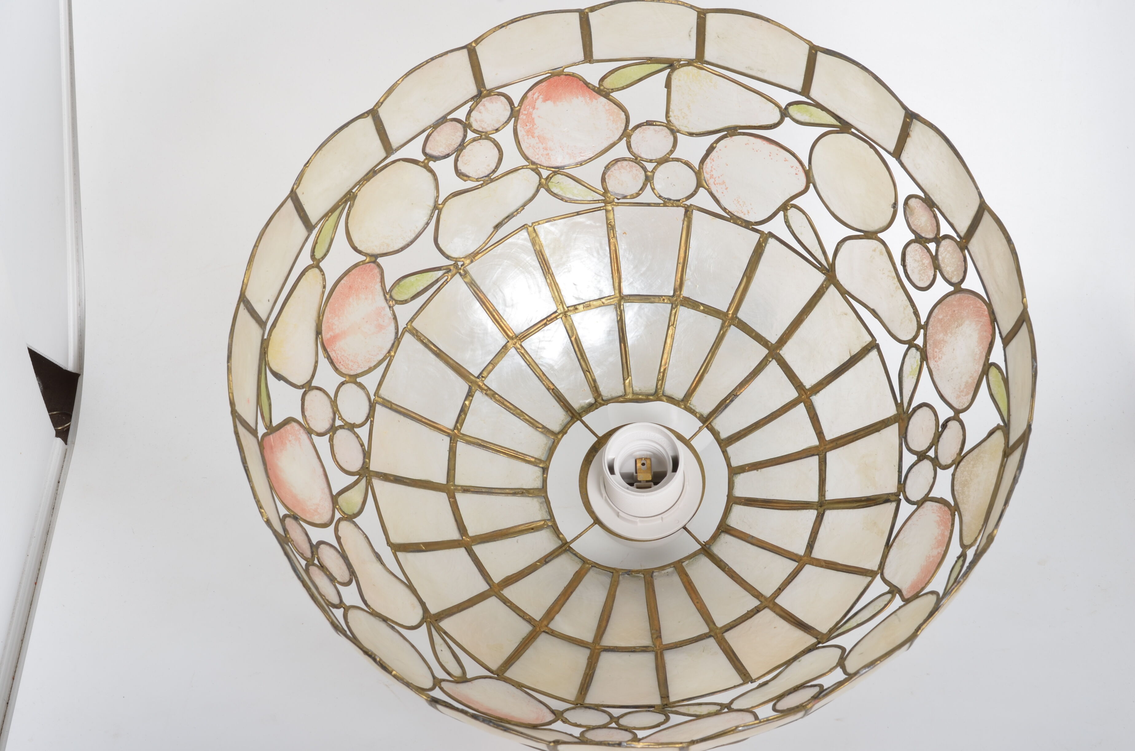 Mother-of-pearl suspension