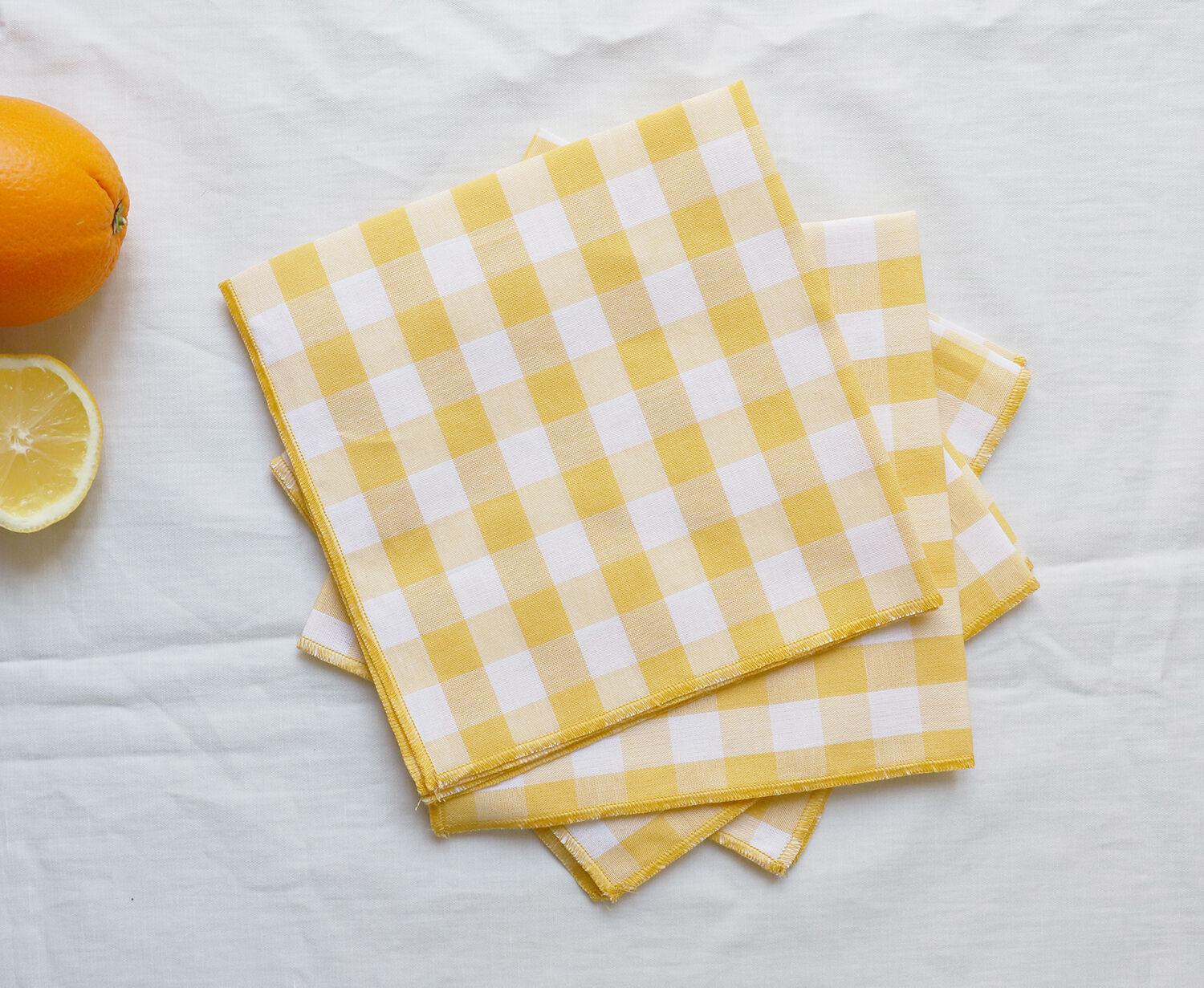 Nappe volantée en gaze de coton blanche et serviettes vichy jaune