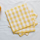 Nappe volantée en gaze de coton blanche et serviettes vichy jaune