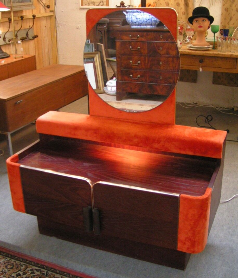 Coiffeuse années 70