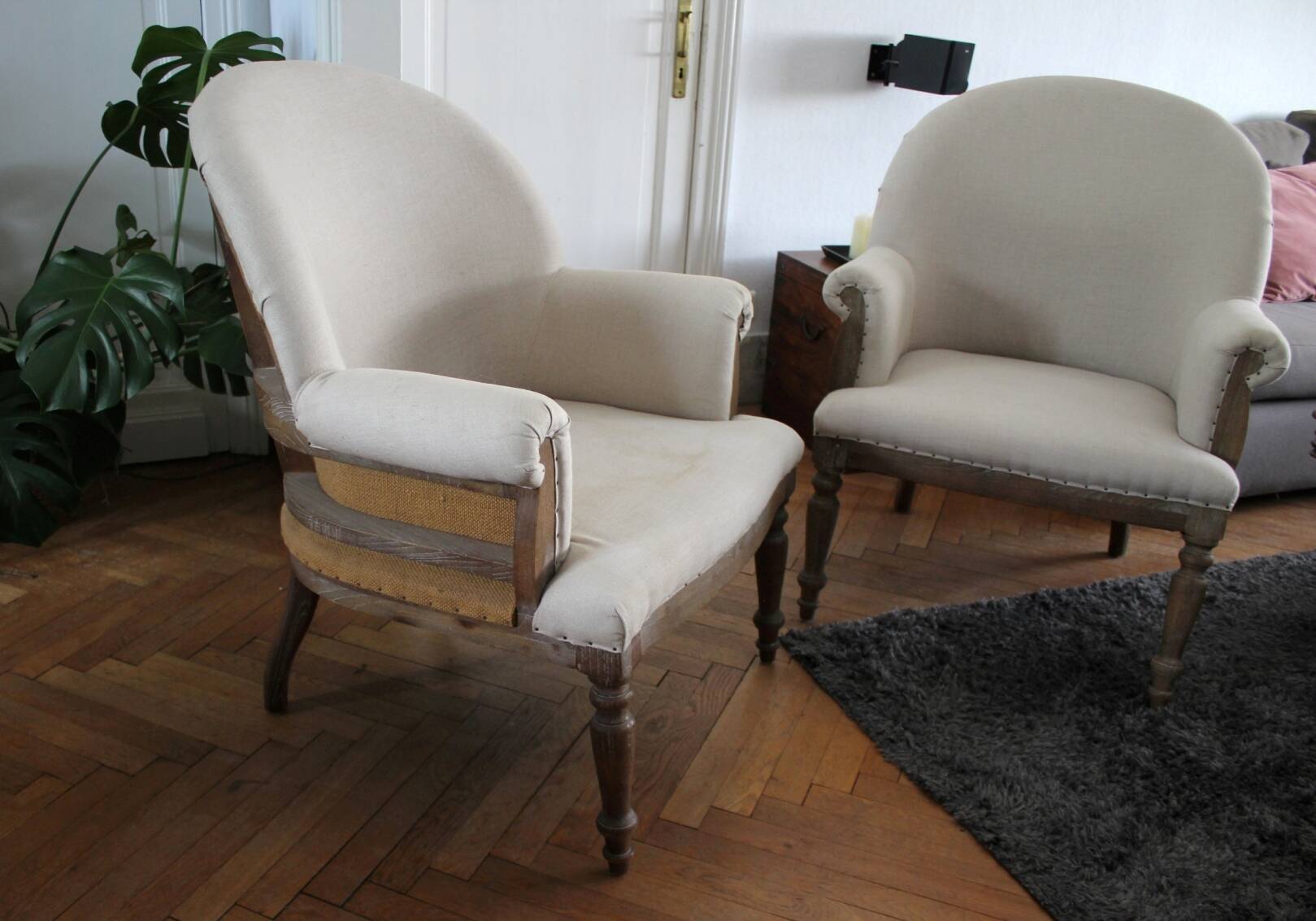 Paire de bergères beige et bois cérusé