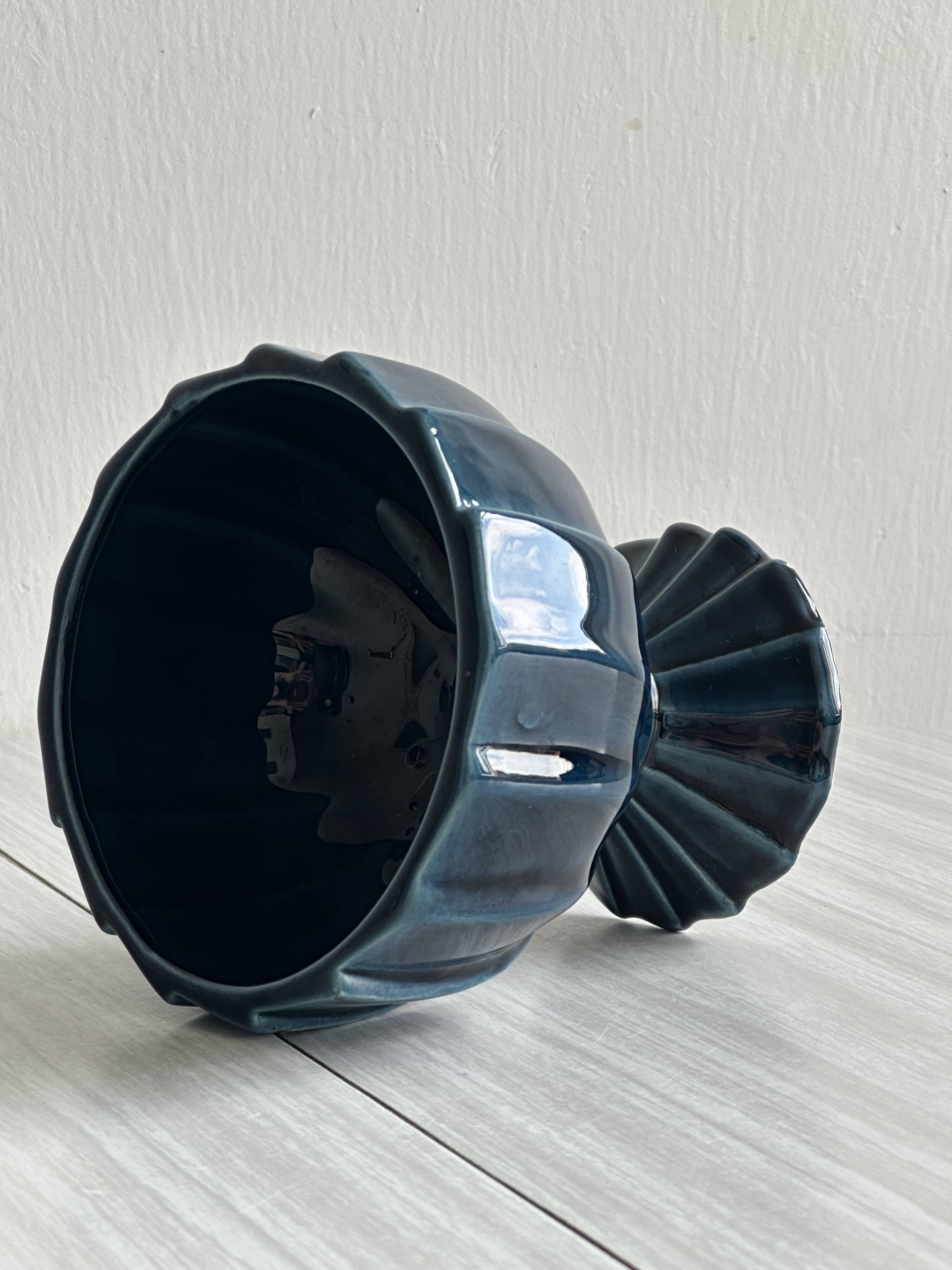 Petite coupe décorative bleue
