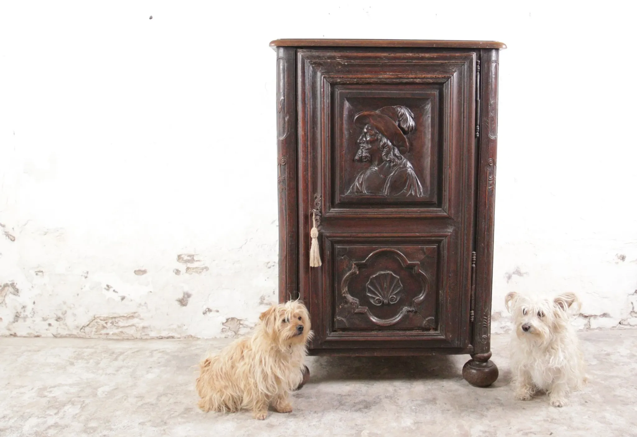Unique 17th century cabinet portrait and scallop