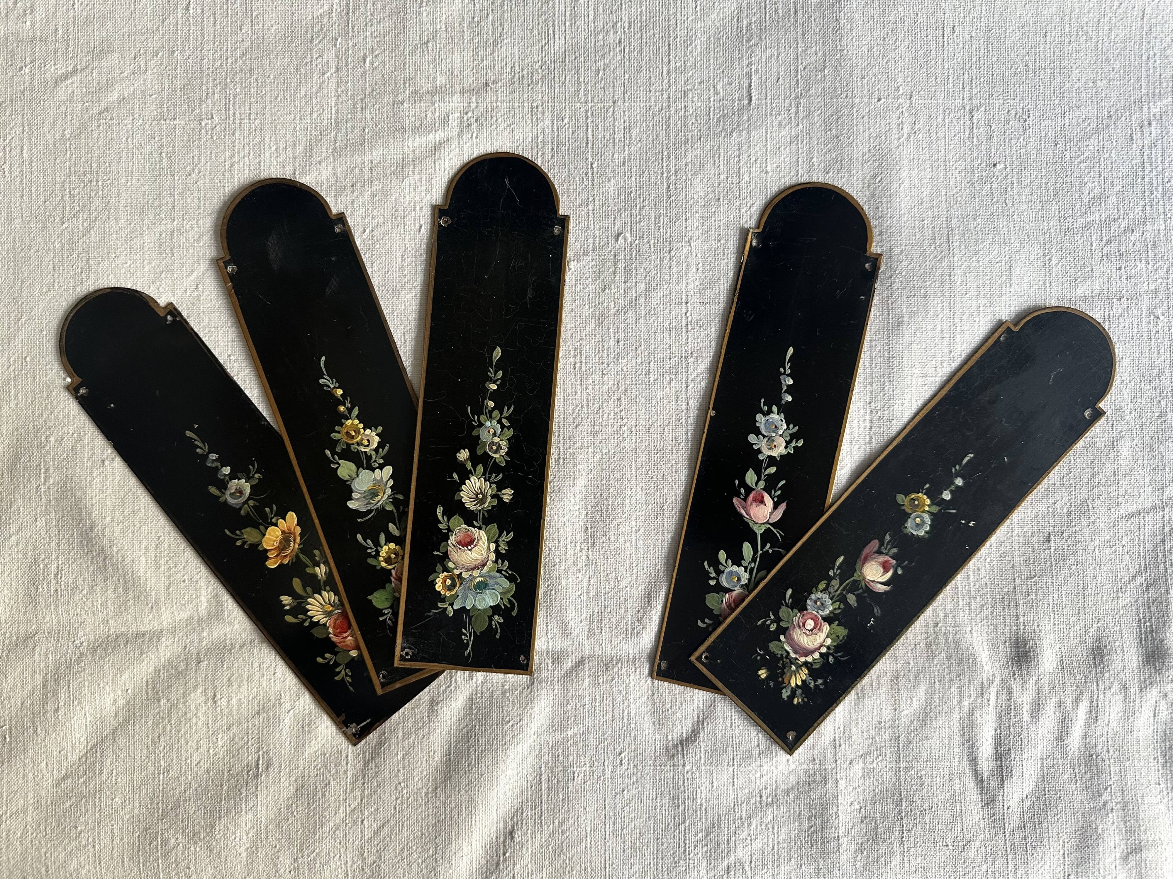 Plaques de propreté Napoléon III en tôle peinte, décor floral