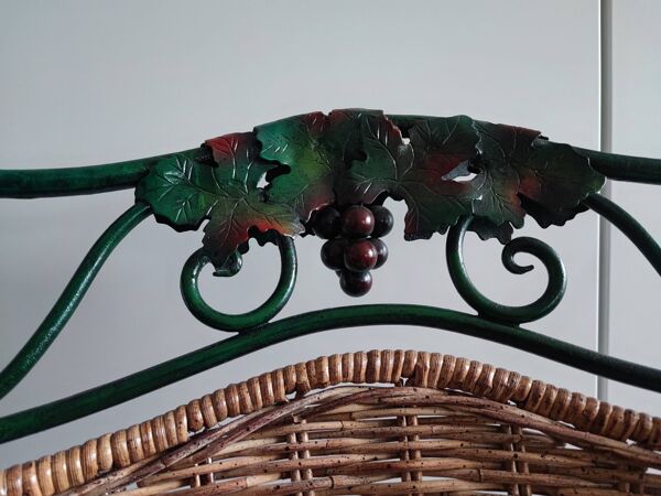 Chaise en métal et rotin avec un décor de vigne et raisin