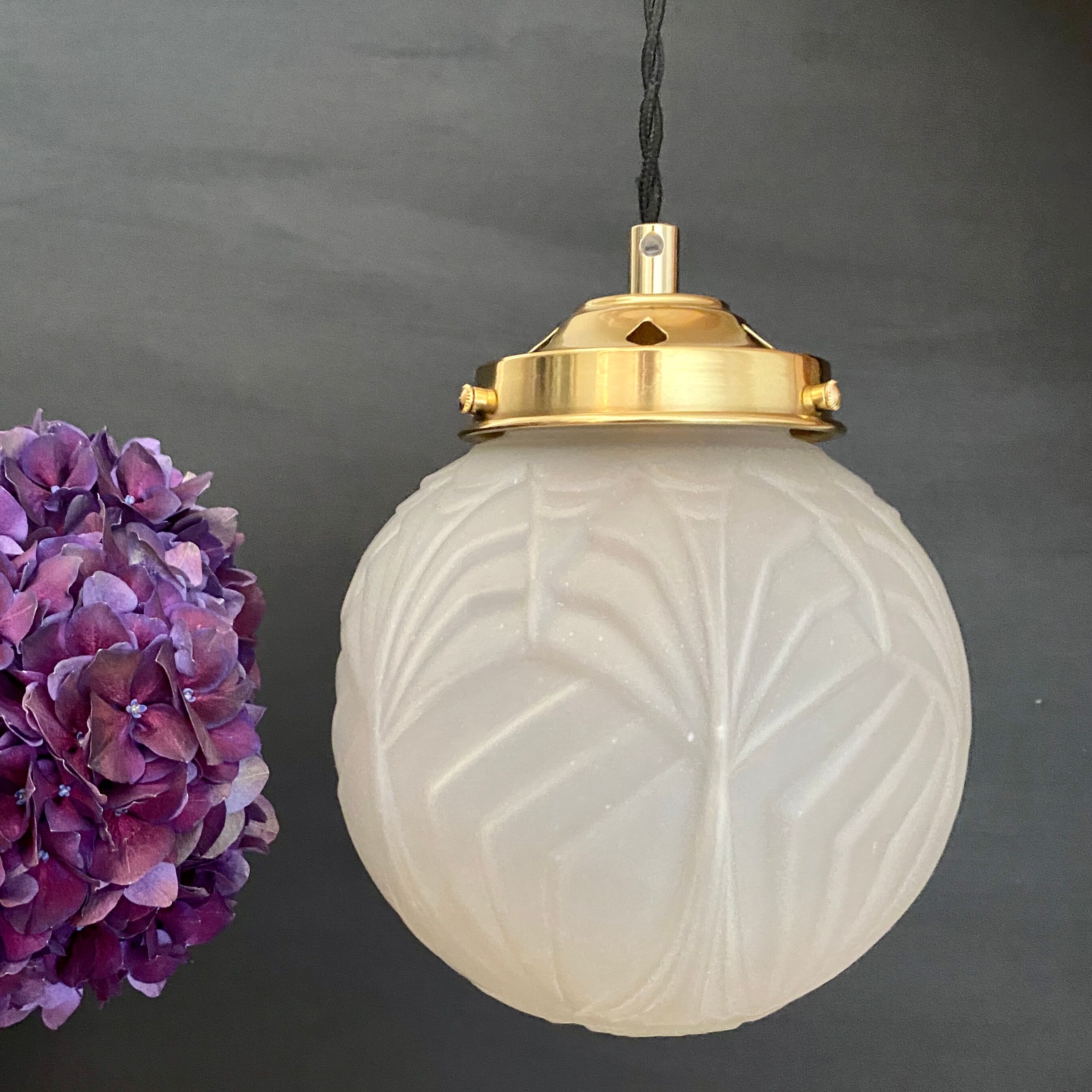 Suspension globe vintage art déco en verre dépoli