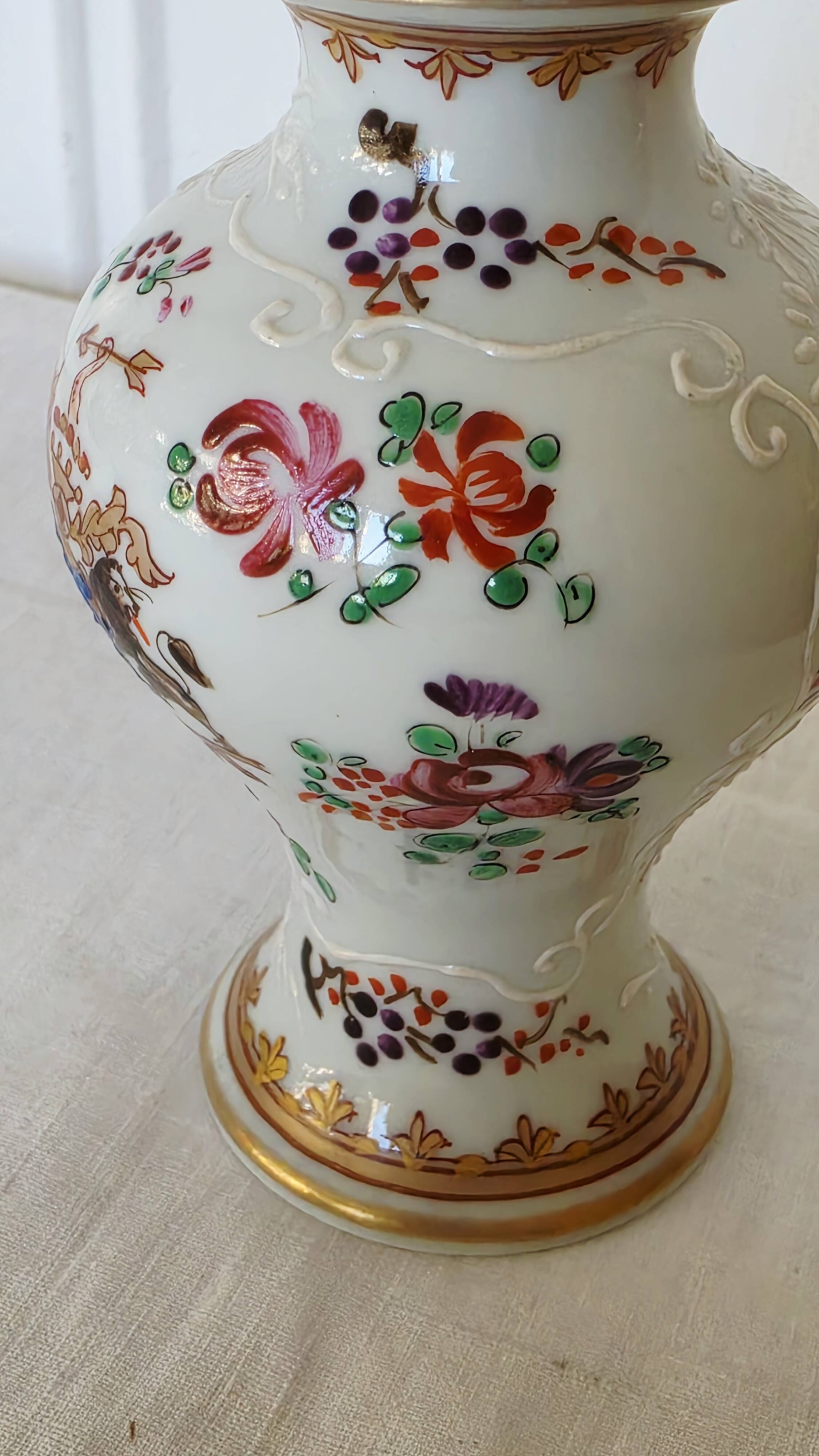 Small porcelain pot hand-painted by Samson Paris, Compagnie d style.
