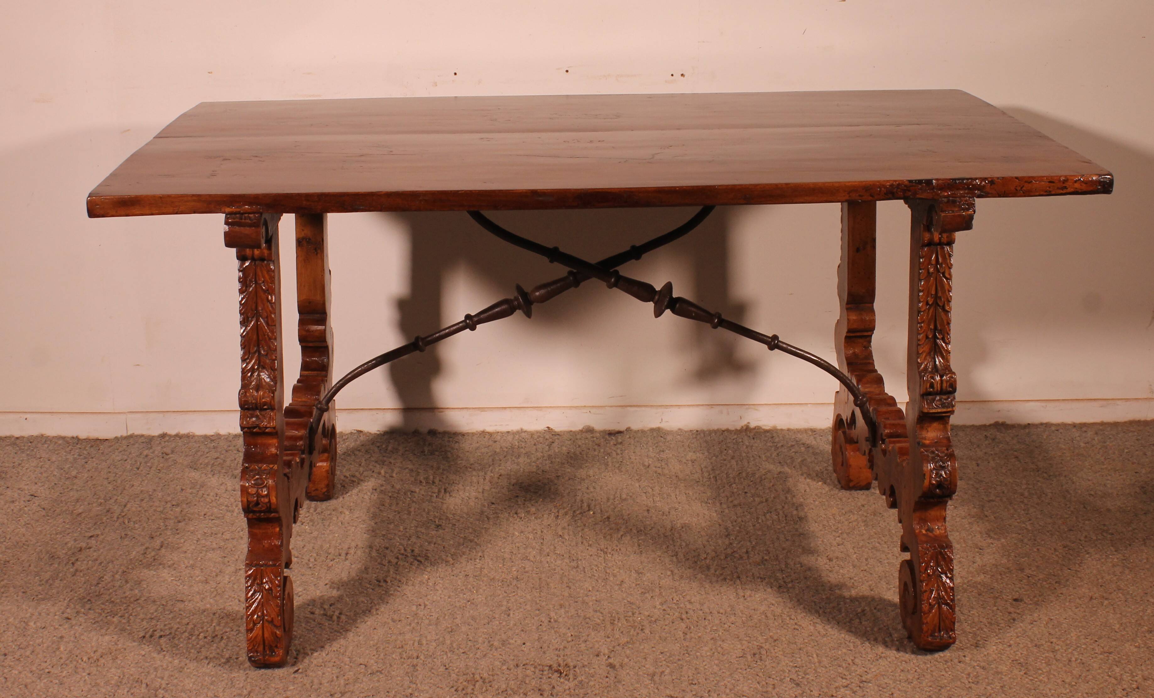 Spanish Renaissance Table In Blond Walnut - 17th Century