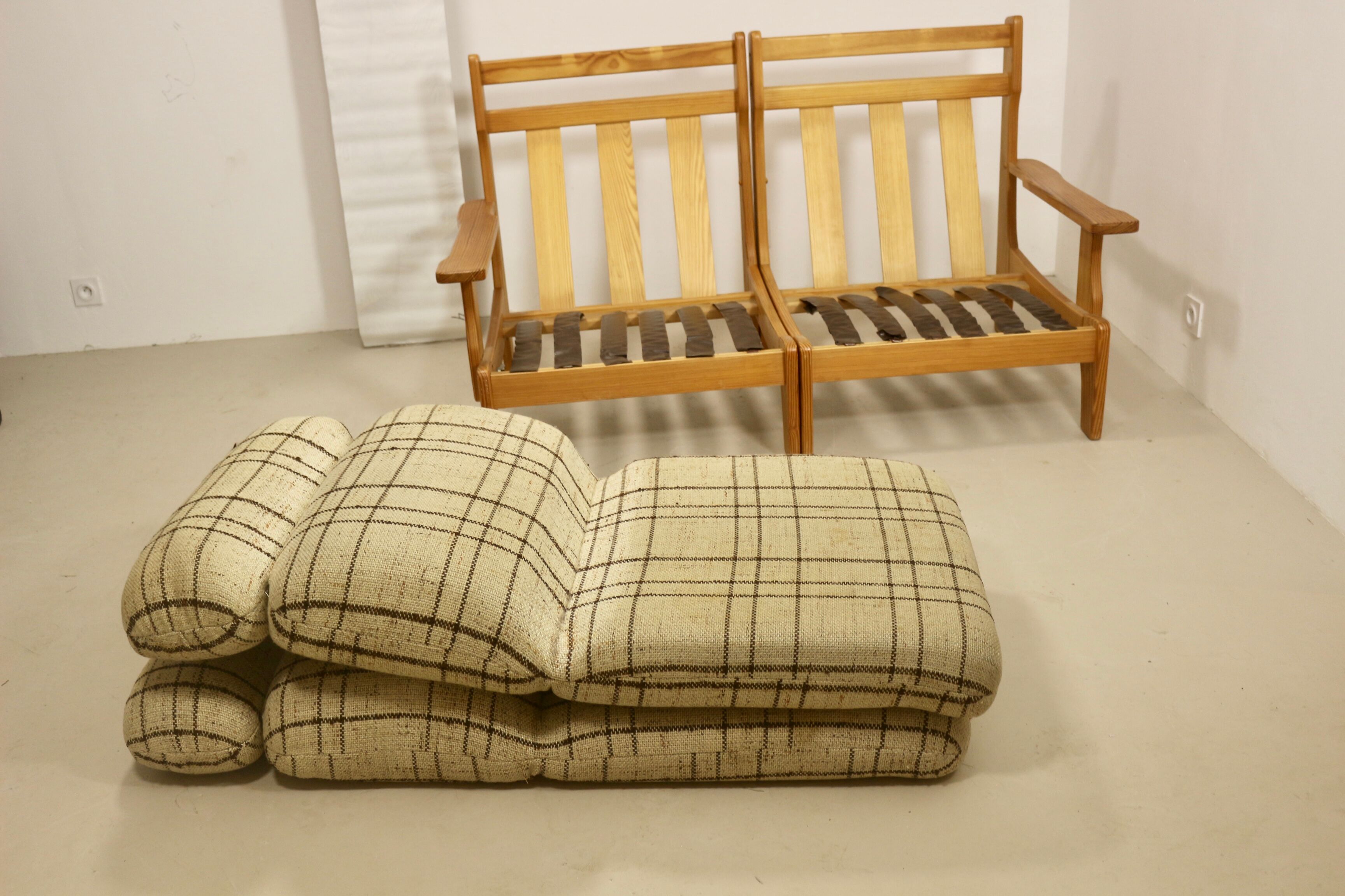 Sofa 2 places convertible into armchairs year 70-80 Solid pine.