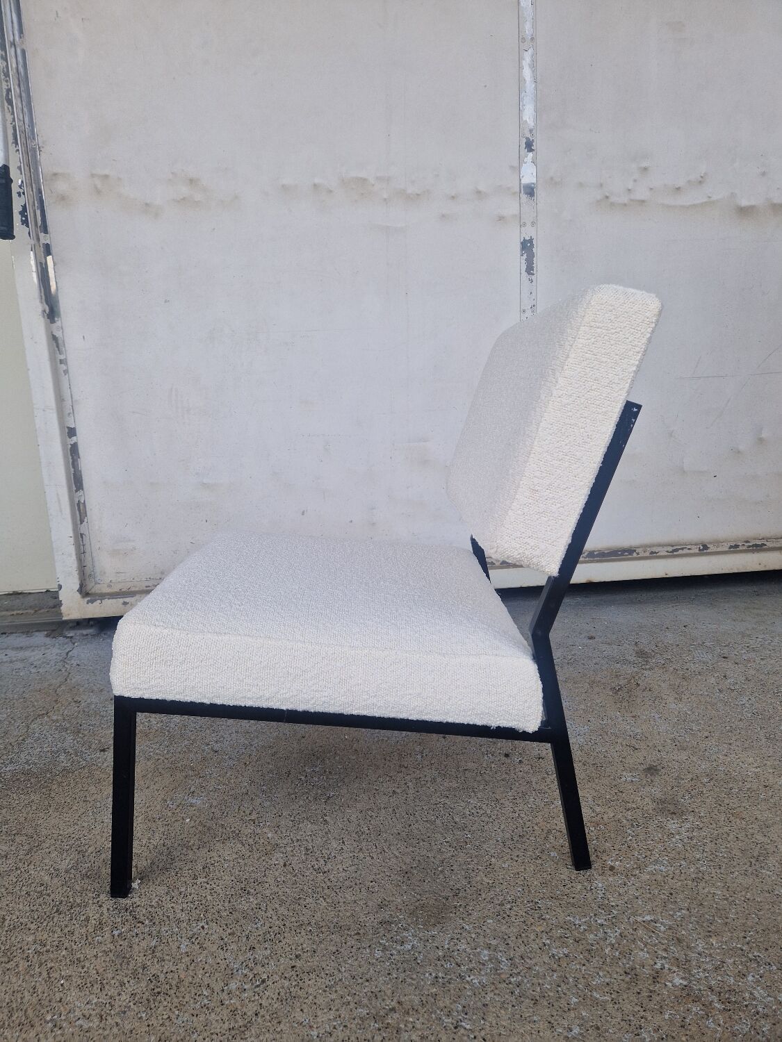 Paire de Fauteuils Fireside en métal et tissus bouclette par Pierre Guariche pour Airborne, 1960