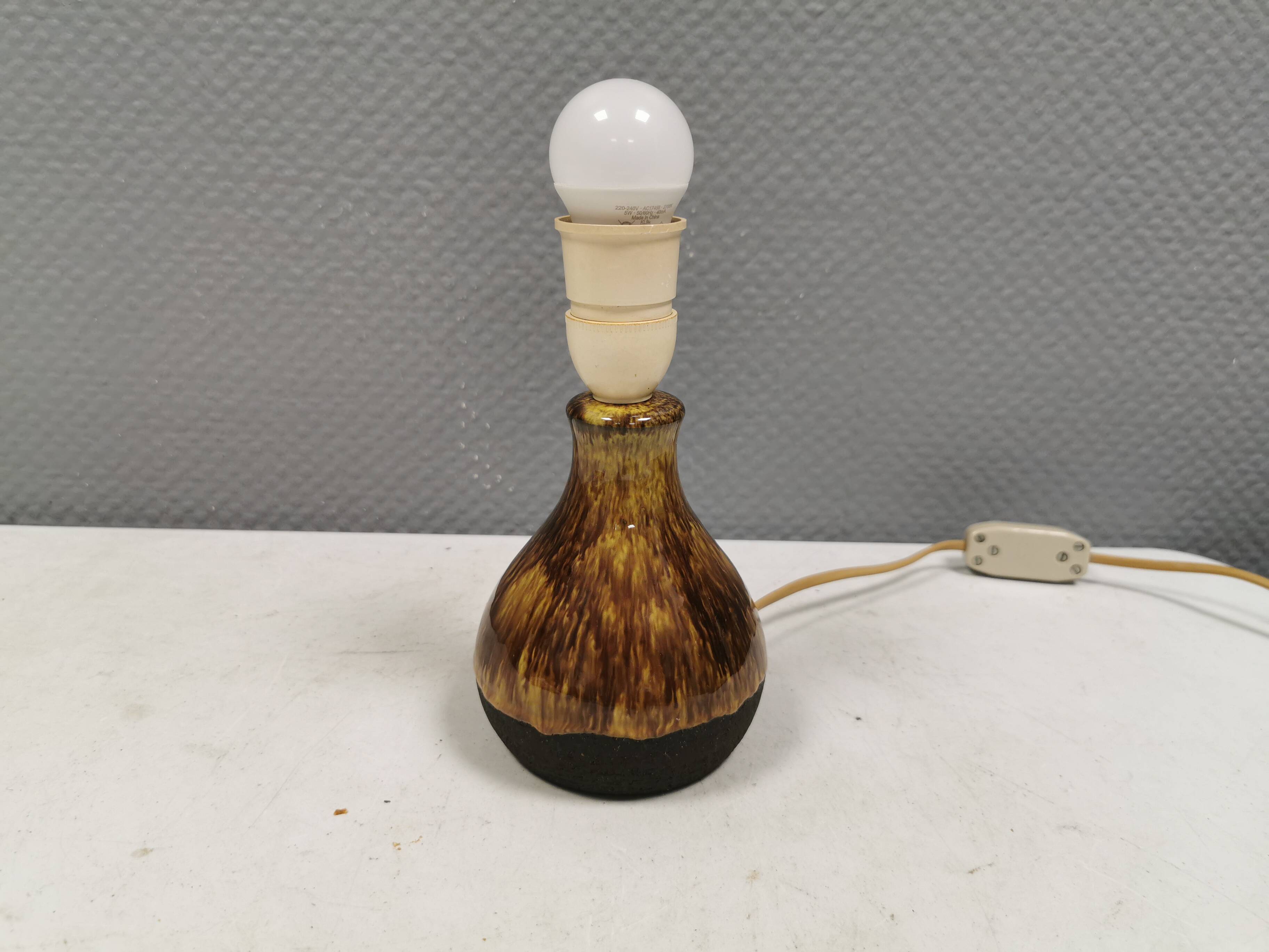 Petite lampe de table en céramique avec émail 'lava' de la céramique Danske Belka, 1970.