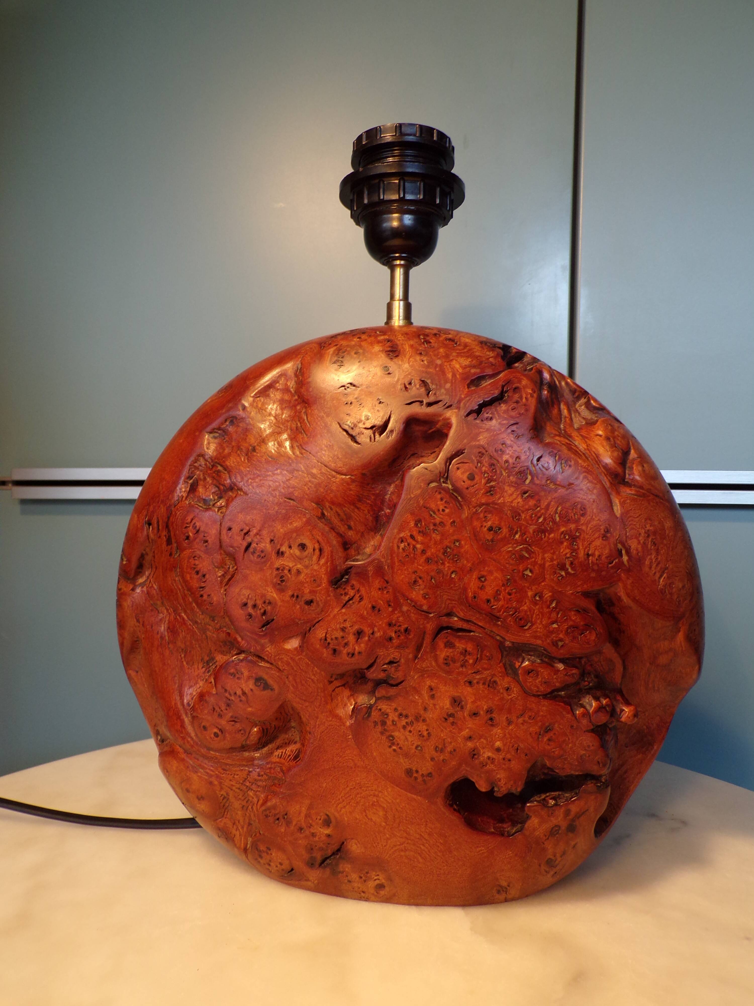 Lamp in elm or thuja wood.