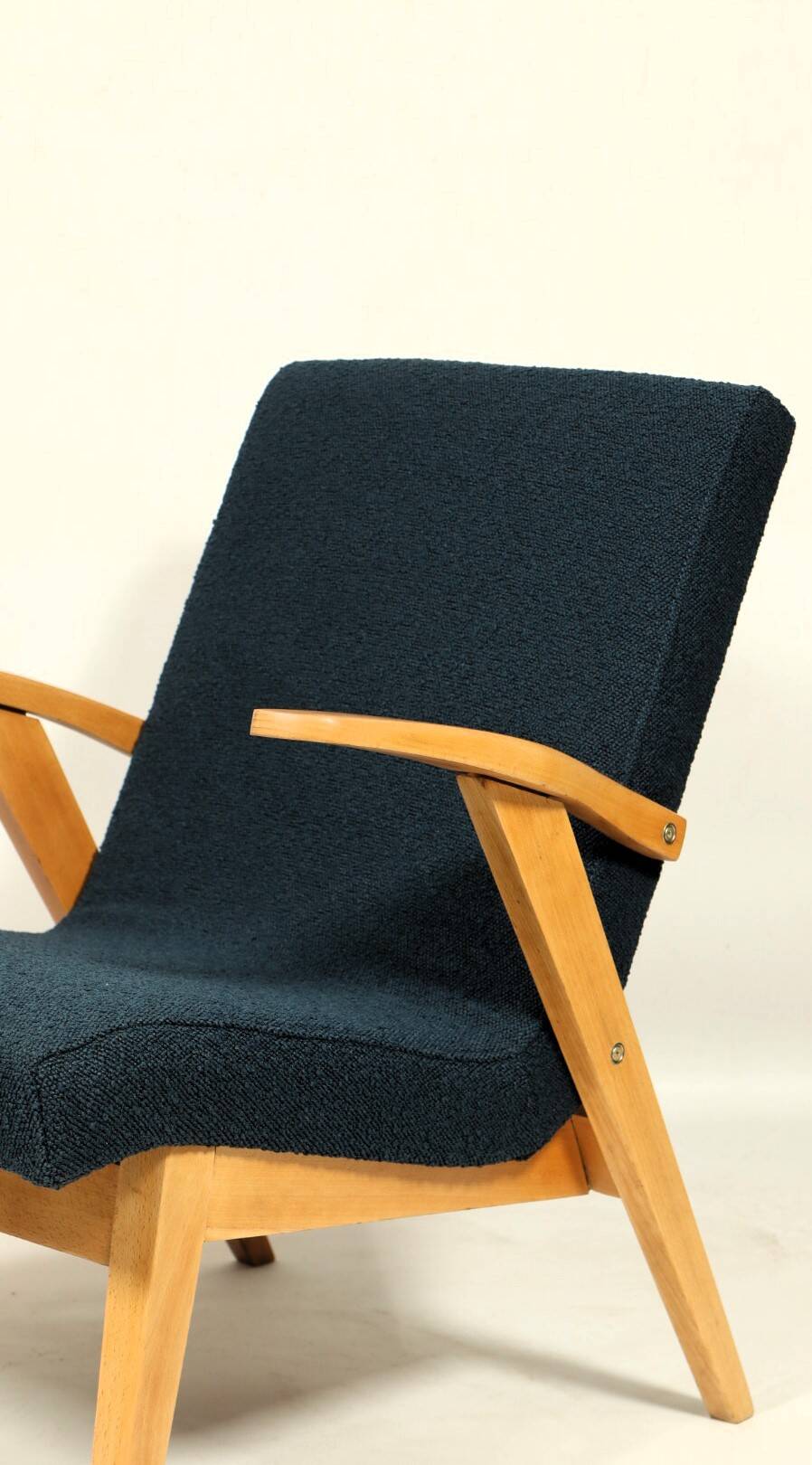 Fauteuil vintage Couleur Bleu Marine Bois Clair Design Midcentury