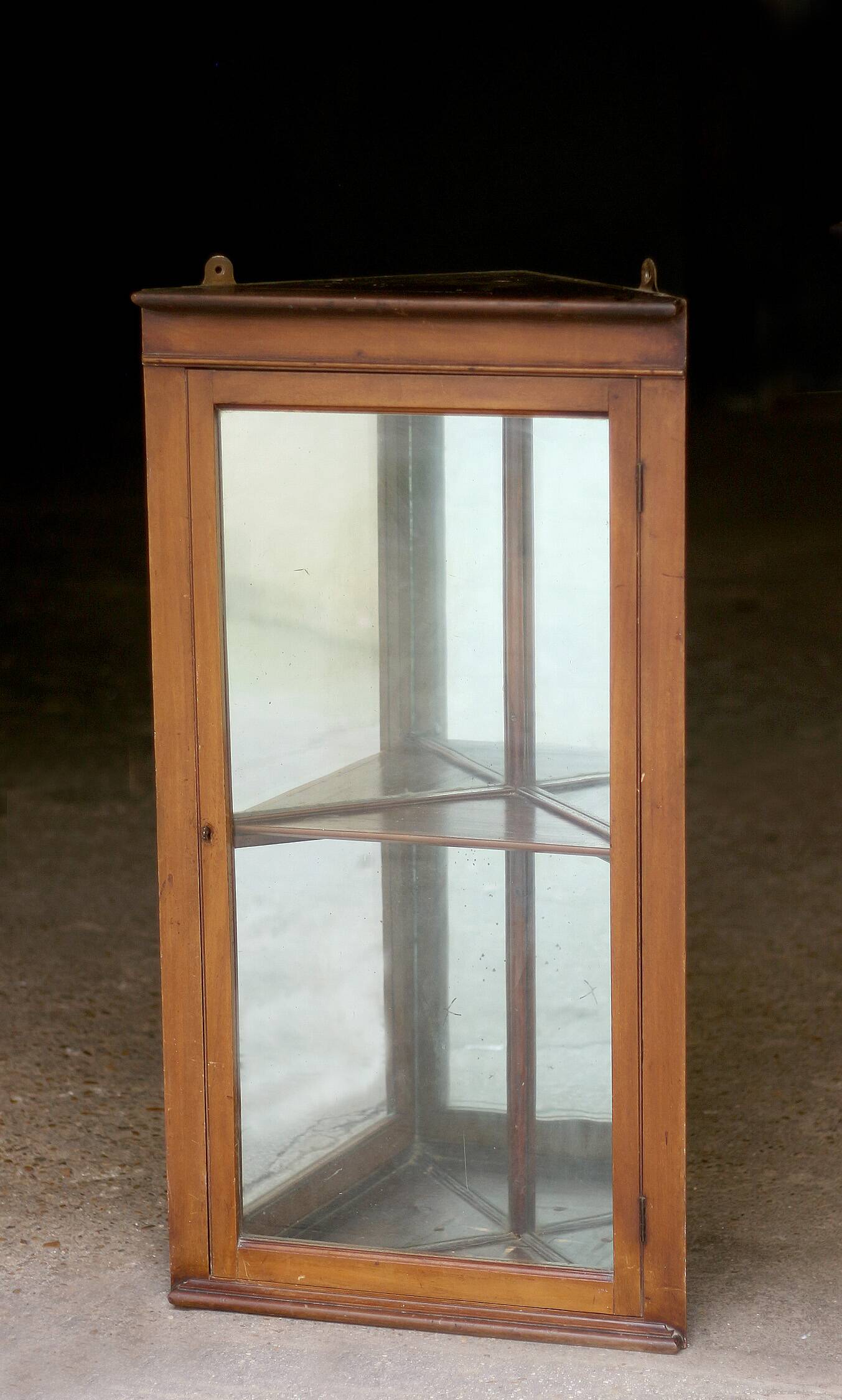 Adorable corner display cabinet in mahogany from the 29th century.