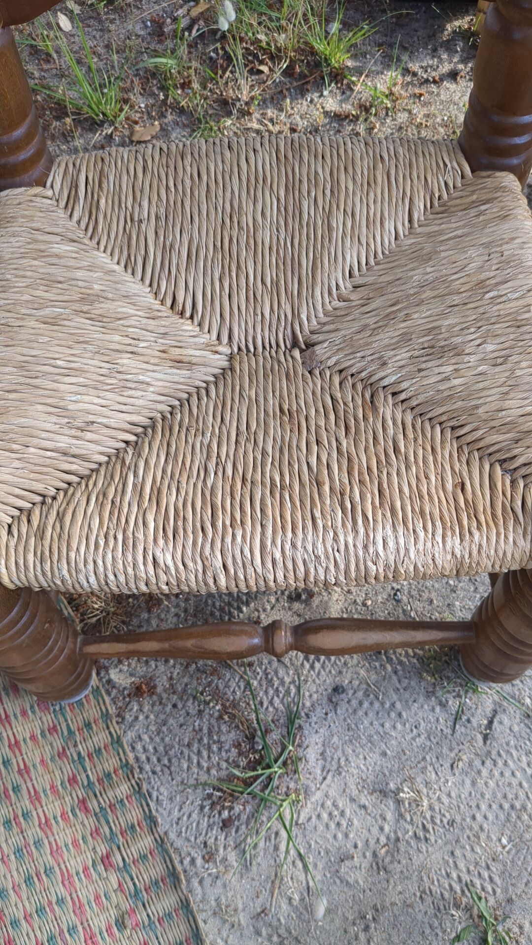 Chaise basse paillée