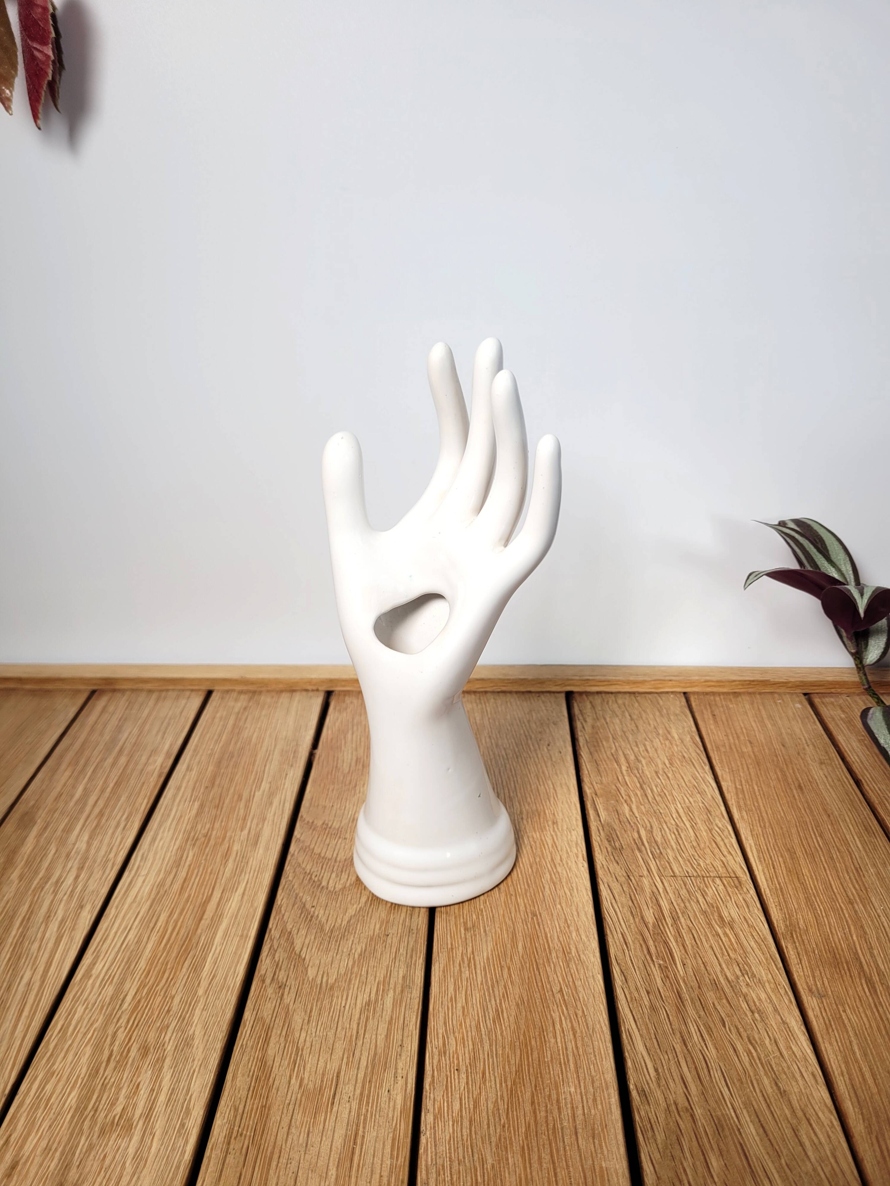 White soliflore ring sizer with bracelets