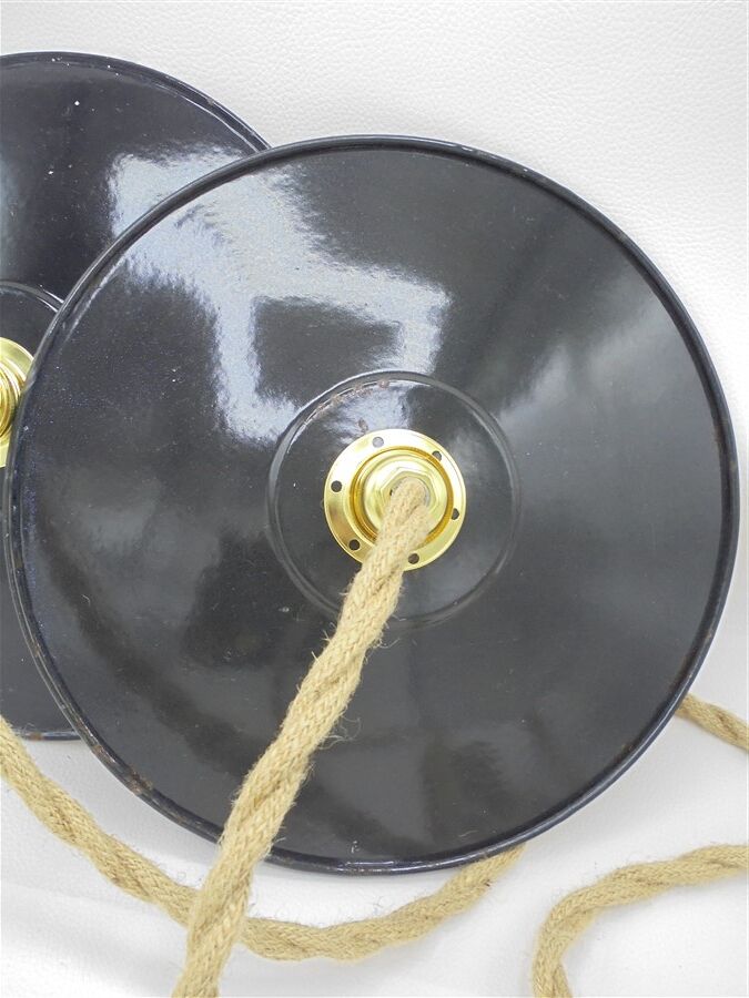 Pair of enamelled sheet metal suspensions