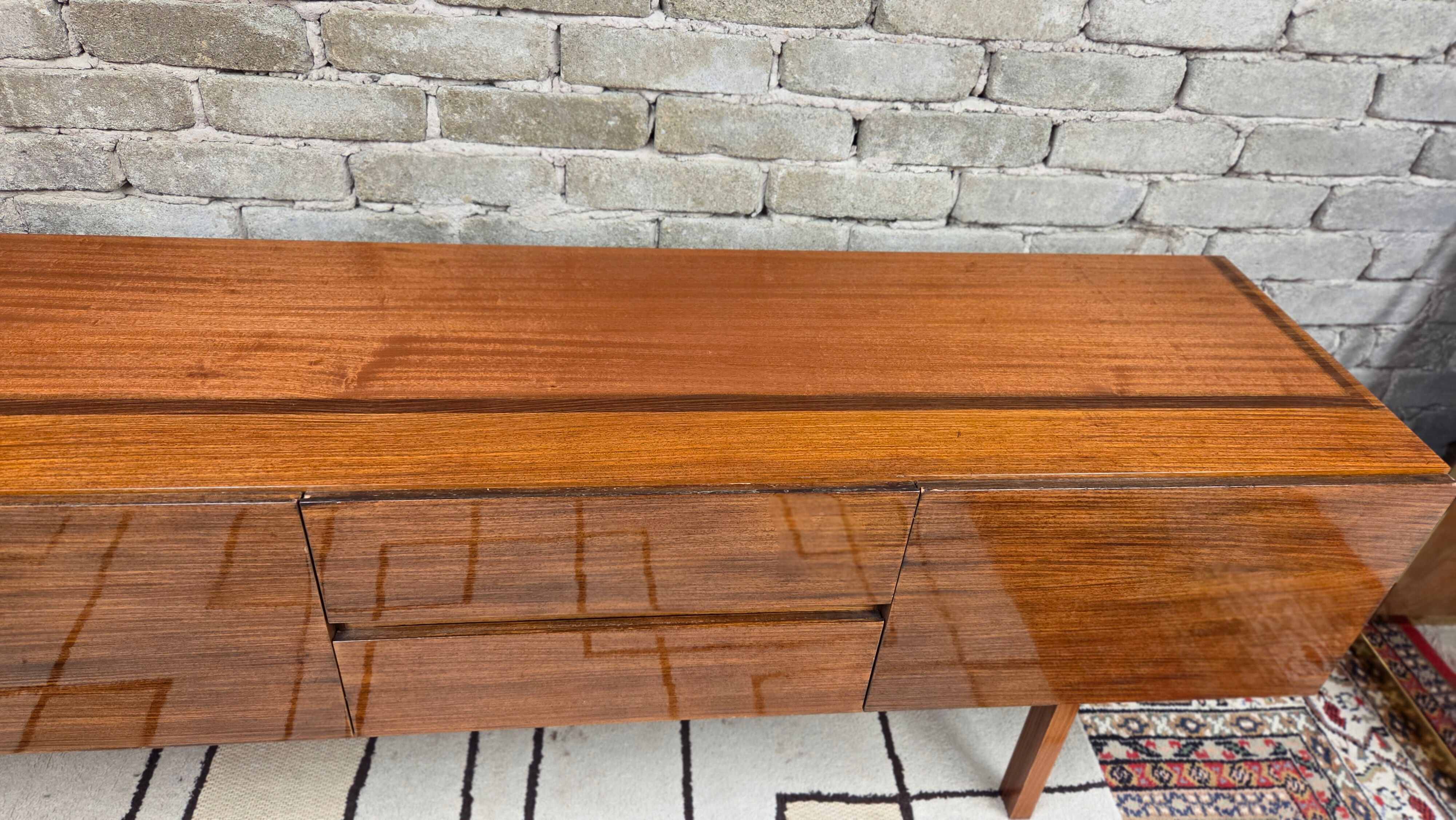Vintage Scandinavian lowboard in teak – Minimalist sideboard from the 60s/70s.