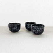 Tasses en céramique noire et grise