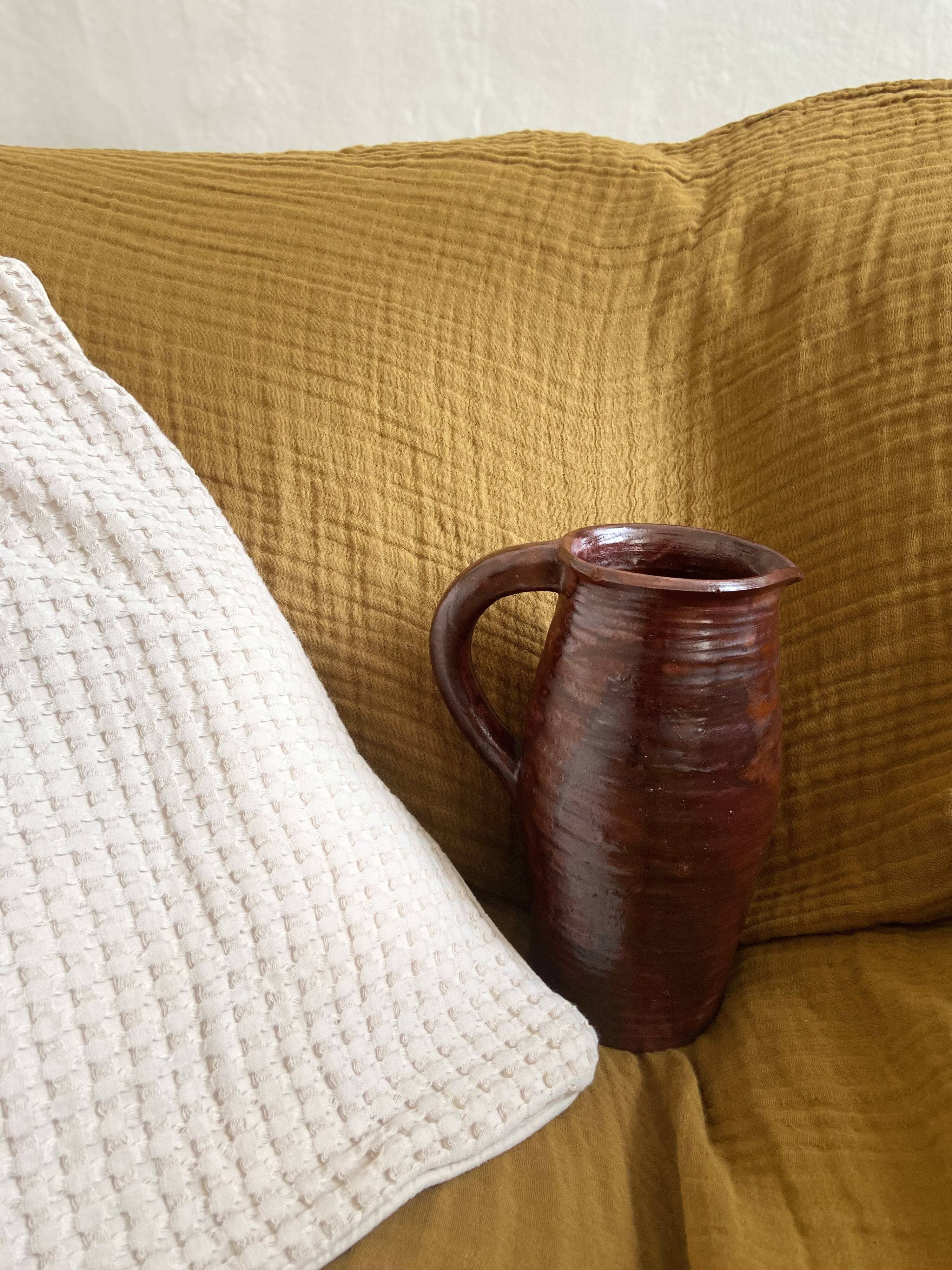 Terracotta vase bordeaux