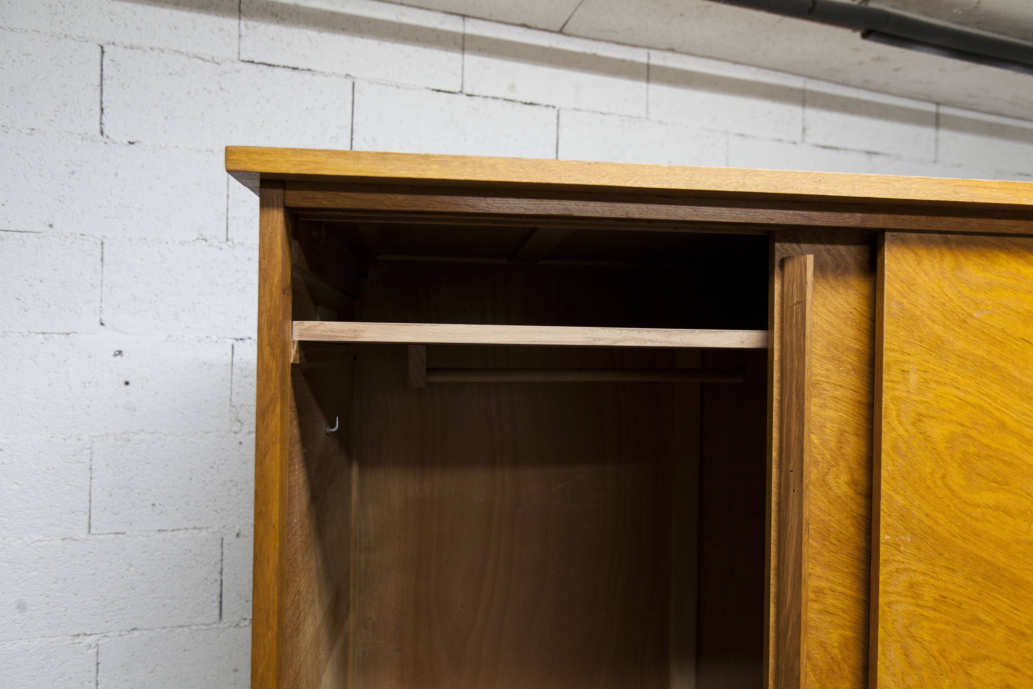 Armoire penderie 1950 pieds compas portes coulissantes plateau neuf